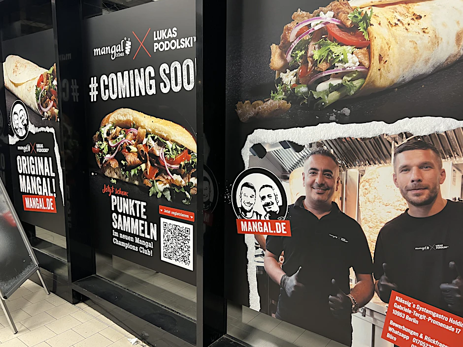 Unübersehbar, hier in der Karl-Liebknecht-Straße eröffnet im Frühjahr der Podolski-Döner.