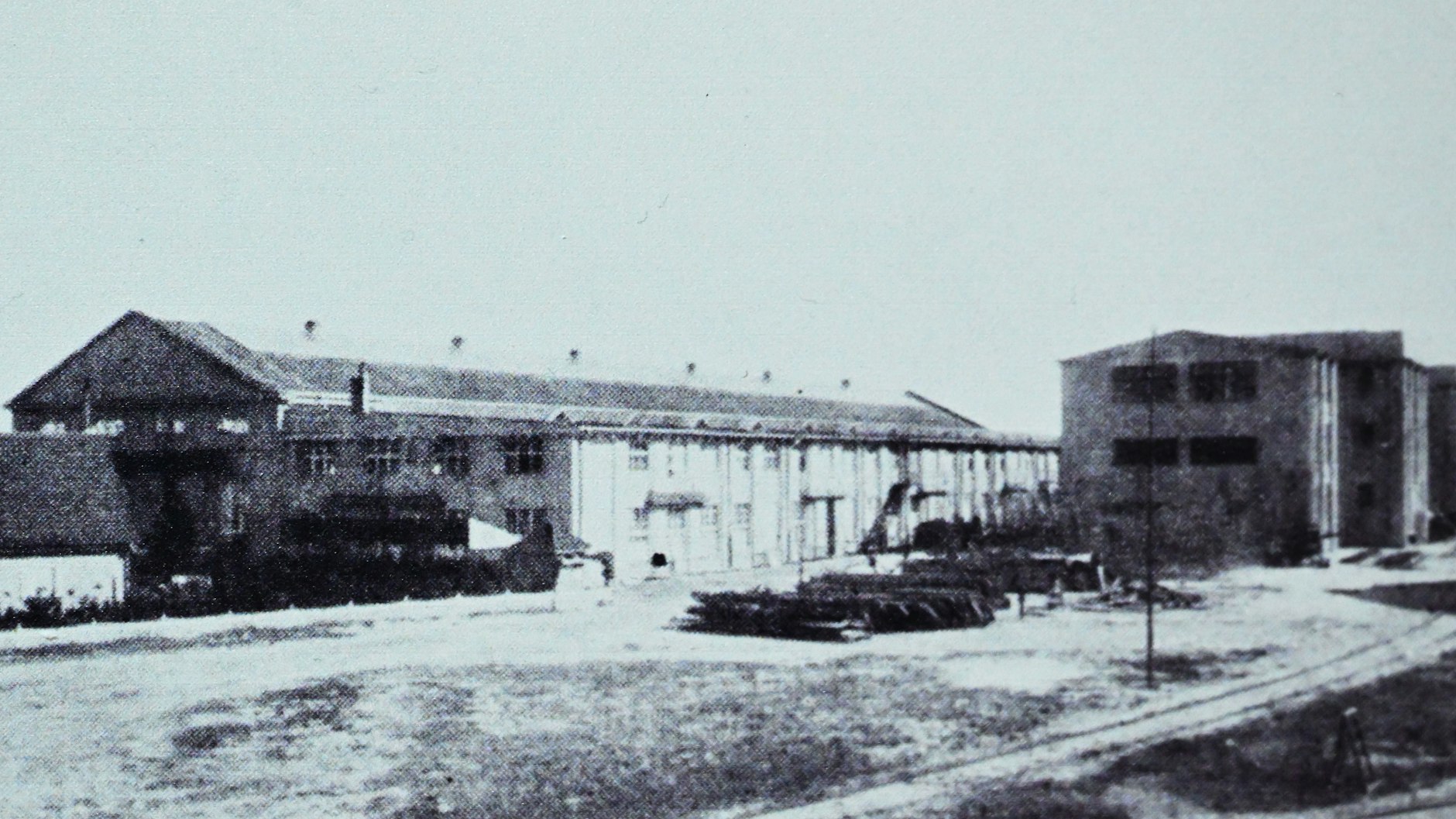 Die Jofa-Studios mit den Hallen A und B (links und Mitte) in Berlin-Johannisthal.