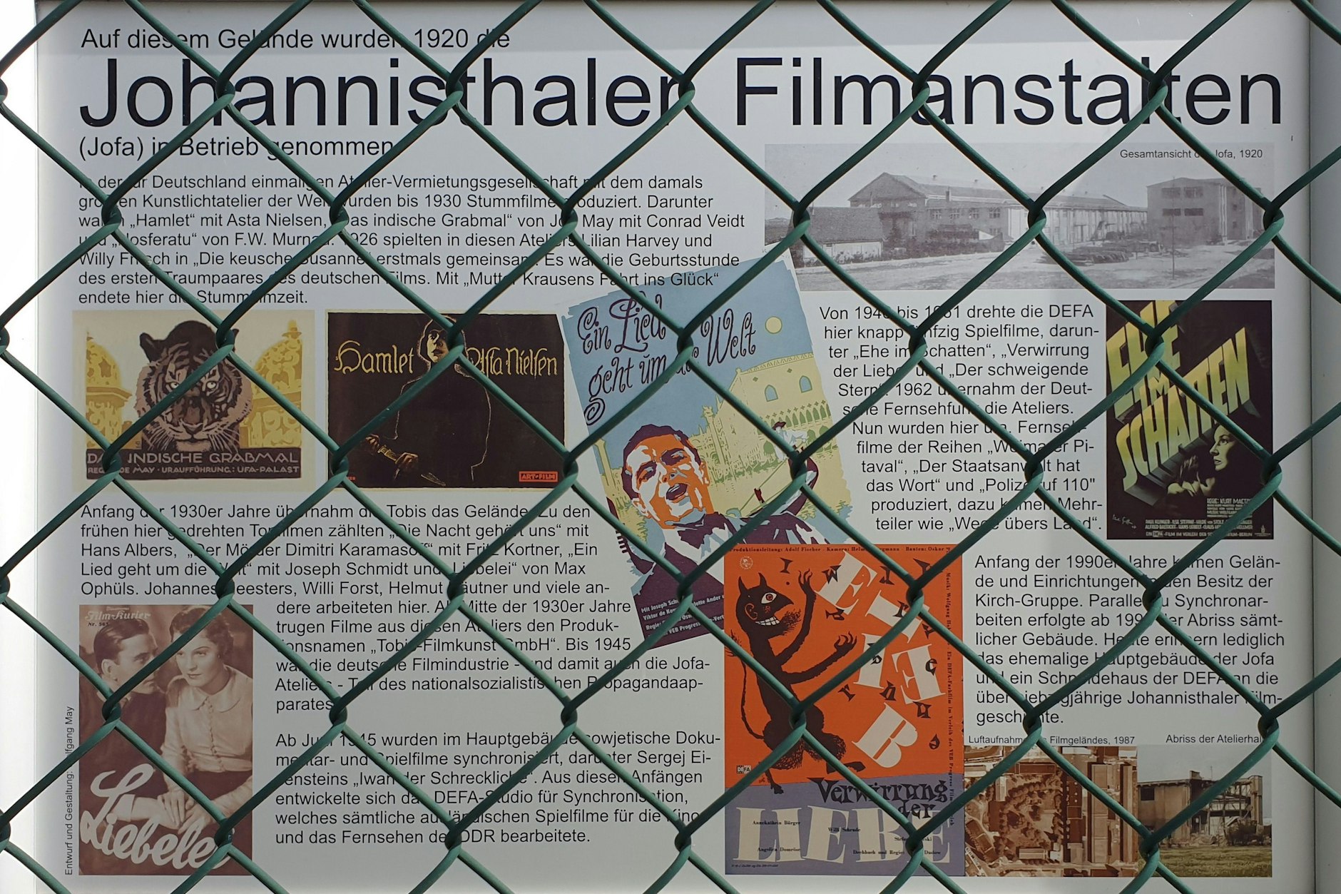 Nur noch diese, hinter einem Zaun schwer lesbare Gedenktafel erinnert an die Jofa-Studios in Berlin-Johannisthal.