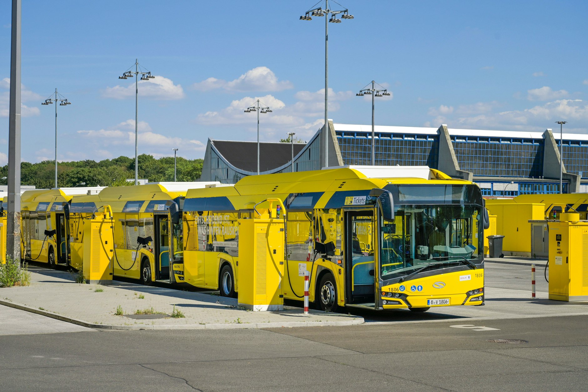 Elektrisch volltanken für den nächsten Einsatz: Auf dem Omnibus-Betriebshof Indira-Gandhi-Straße der BVG im Nordosten Berlins stehen E-Busse an der Ladesäule.