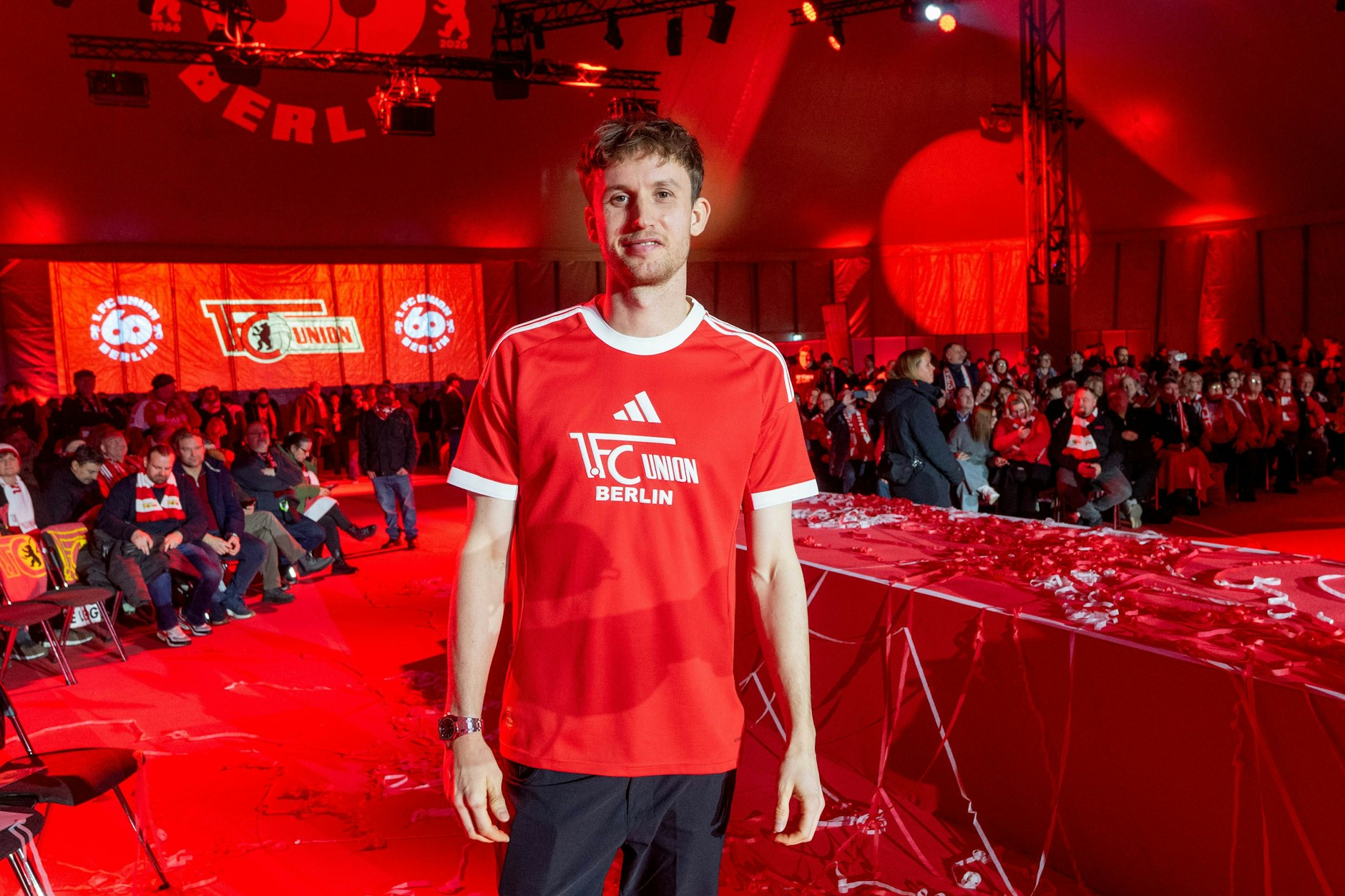 Frederik Rönnow im neuen Sondertrikot. So begeistert, wie er auf diesem Bild guckt, waren auch viele Fans des 1. FC Union Berlin.