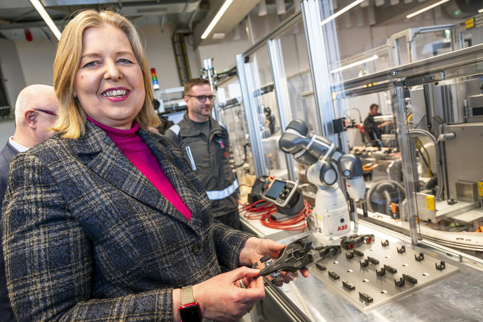 Die Bundesministerin für Arbeit und Soziales, Bärbel Bas (SPD), besucht das ABB-Ausbildungszentrum in Berlin.