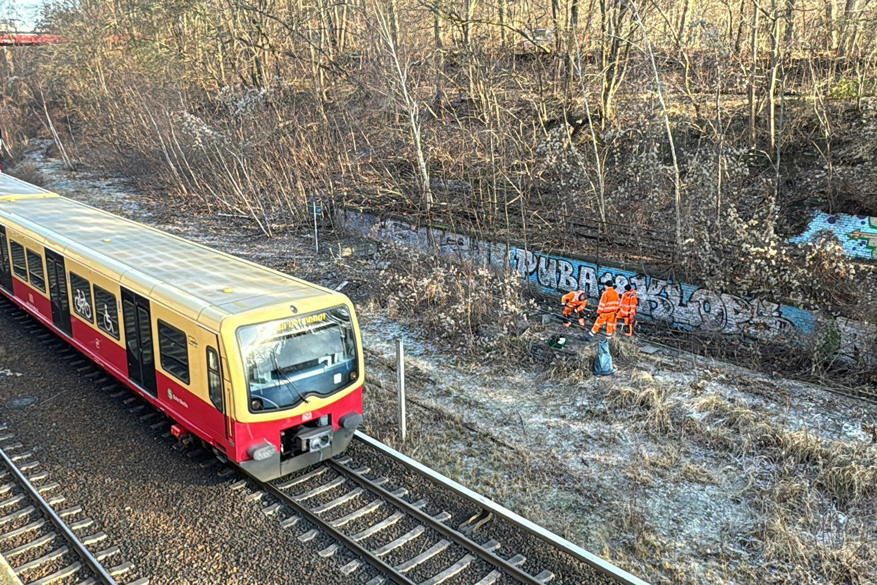 Scheinbar kam es erneut zu einem Anschlag auf Kabel der S-Bahn im Bereich zwischen den Bahnhöfen.