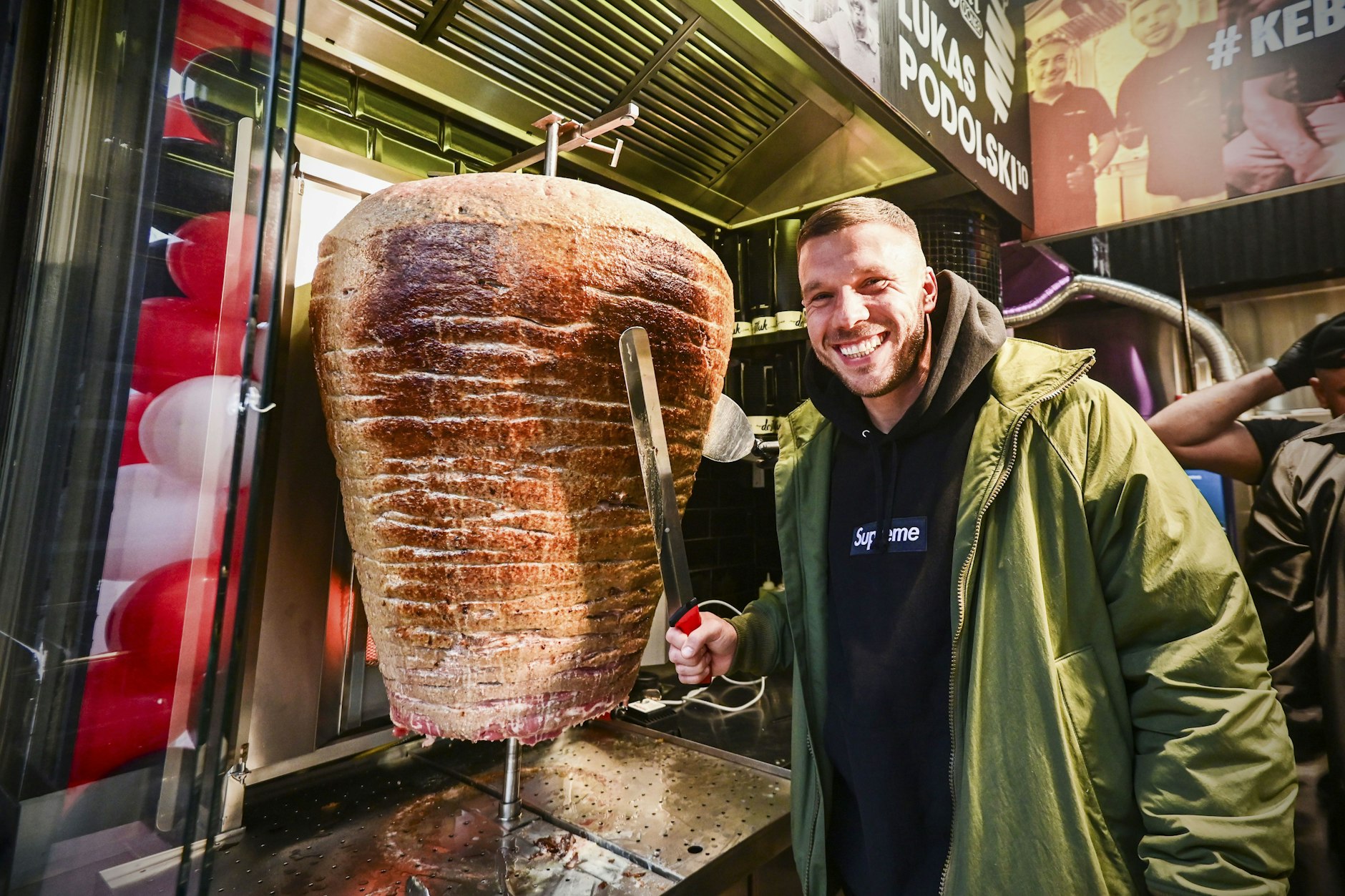 Lukas Podolski bei der Eröffnung seines Ladens am Kottbusser Damm 1 im März 2024