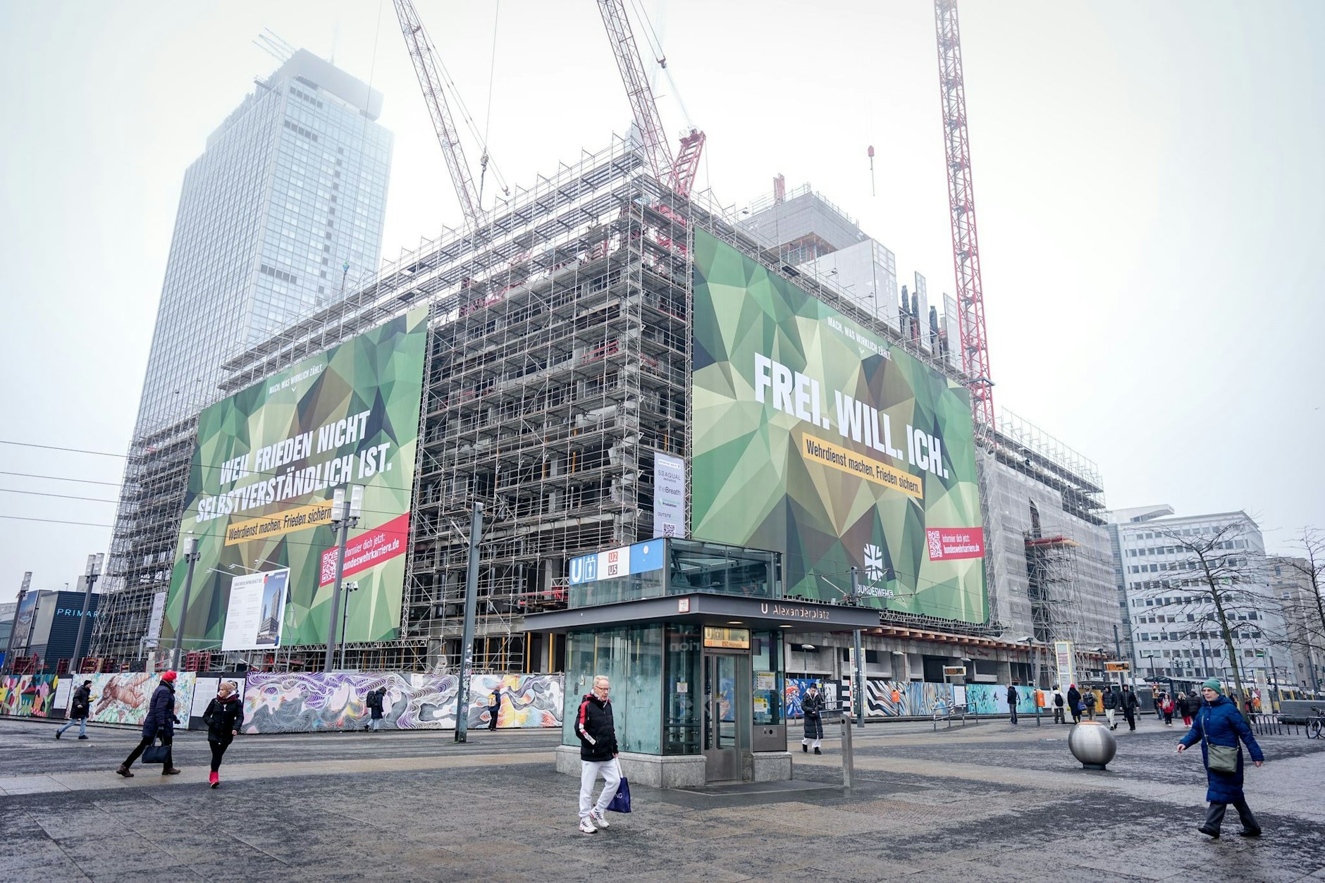 Mit riesigen Plakaten wirbt die Bundeswehr auf dem Alexanderplatz für den neuen Wehrdienst.