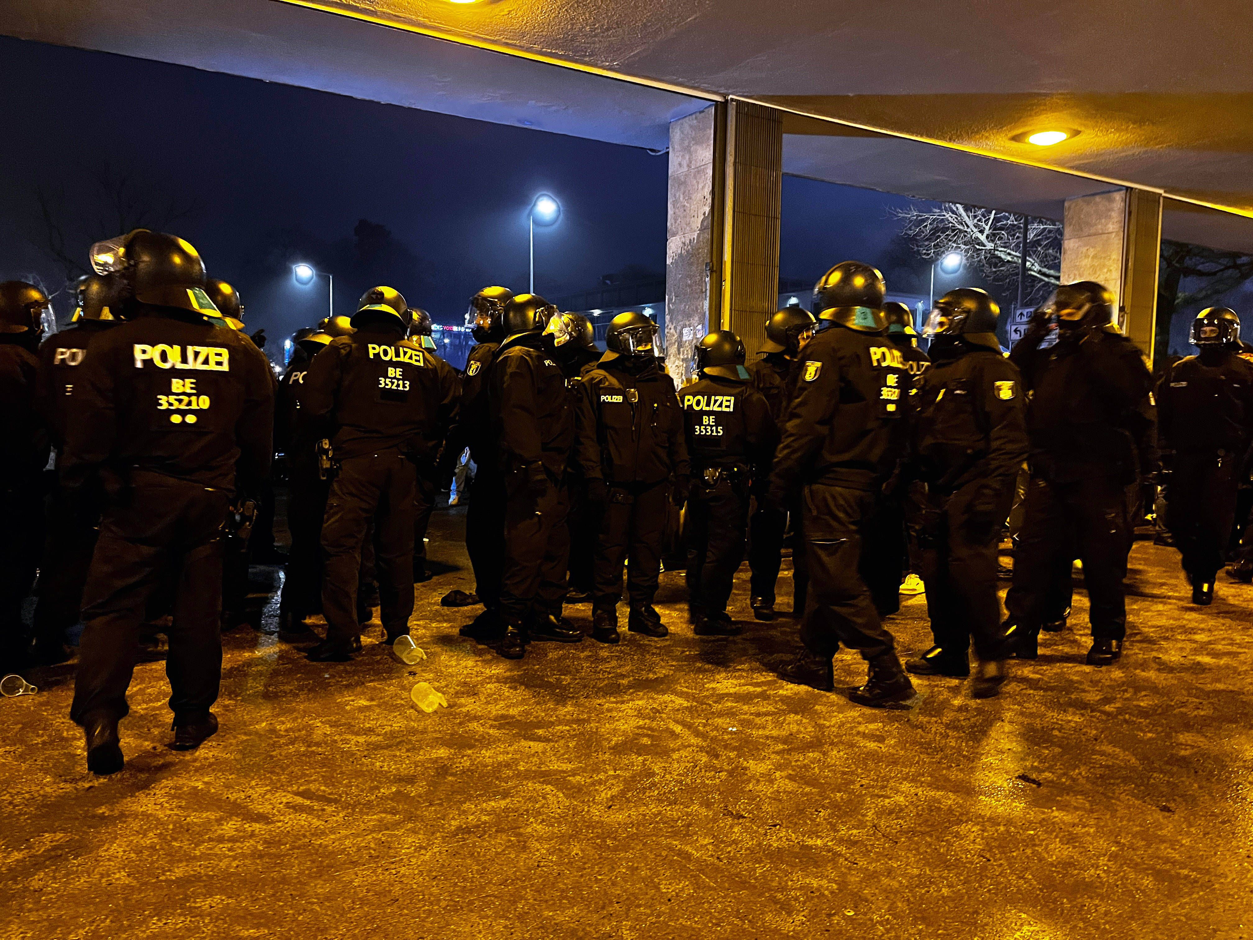 Nach Krawallen bei Hertha gegen Schalke: Verein, Politik und Polizei mit erstem Fazit