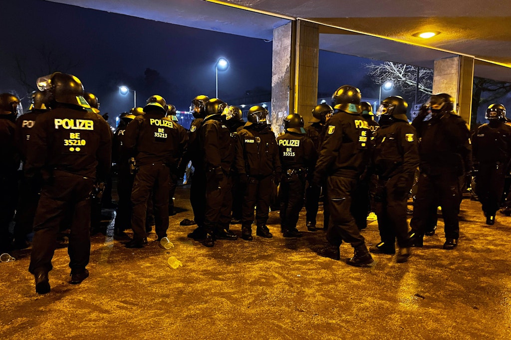 Nach Krawallen bei Hertha gegen Schalke: Verein, Politik und Polizei mit erstem Fazit