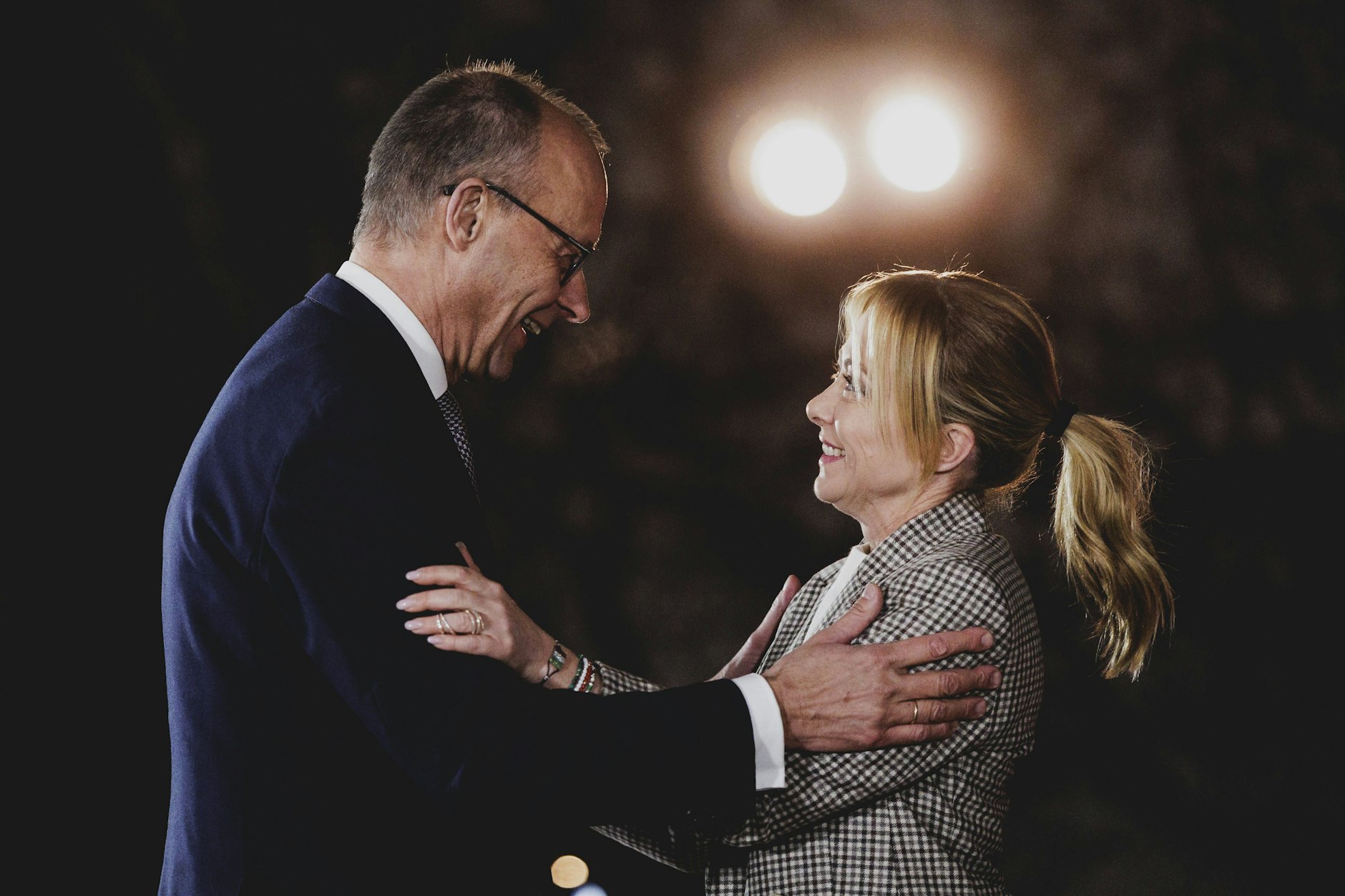 Eine neue Liebe ist wie ein neues Leben? Bundeskanzler Friedrich Merz (CDU) kann schwer auf Italiens Ministerpräsidentin Giorgia Meloni verzichten.