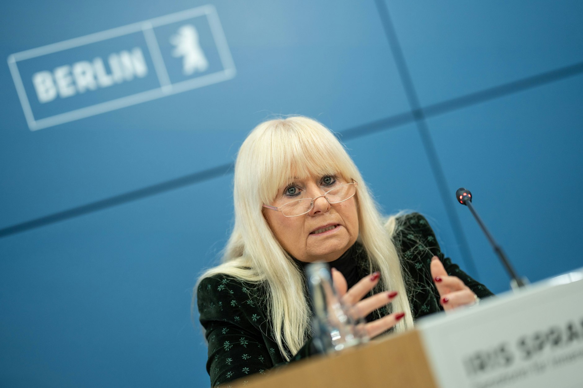 Iris Spranger, Senatorin für Inneres und Sport, steht bei Herthas Fans in der Kritik. Nach dem Pfefferspray-Einsatz der Polizei gab es jetzt ein erstes Krisengespräch.