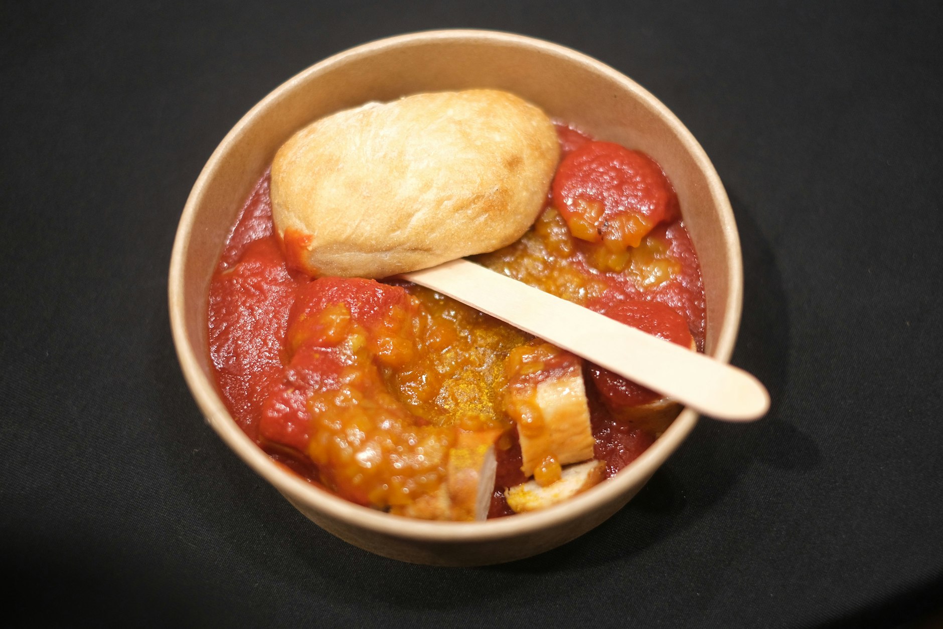 Tim Raue präsentiert auf der Grünen Woche seine Currywurst.