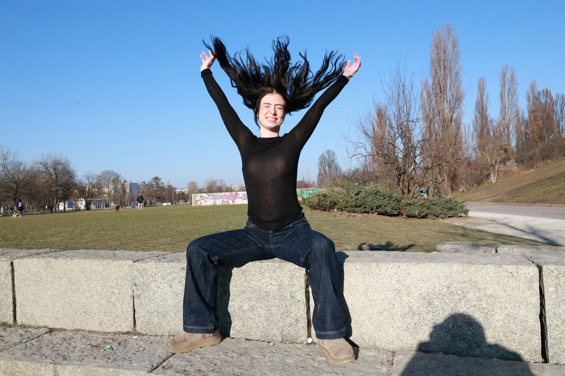 Da fliegen die Haare, Vicky im Mauerpark