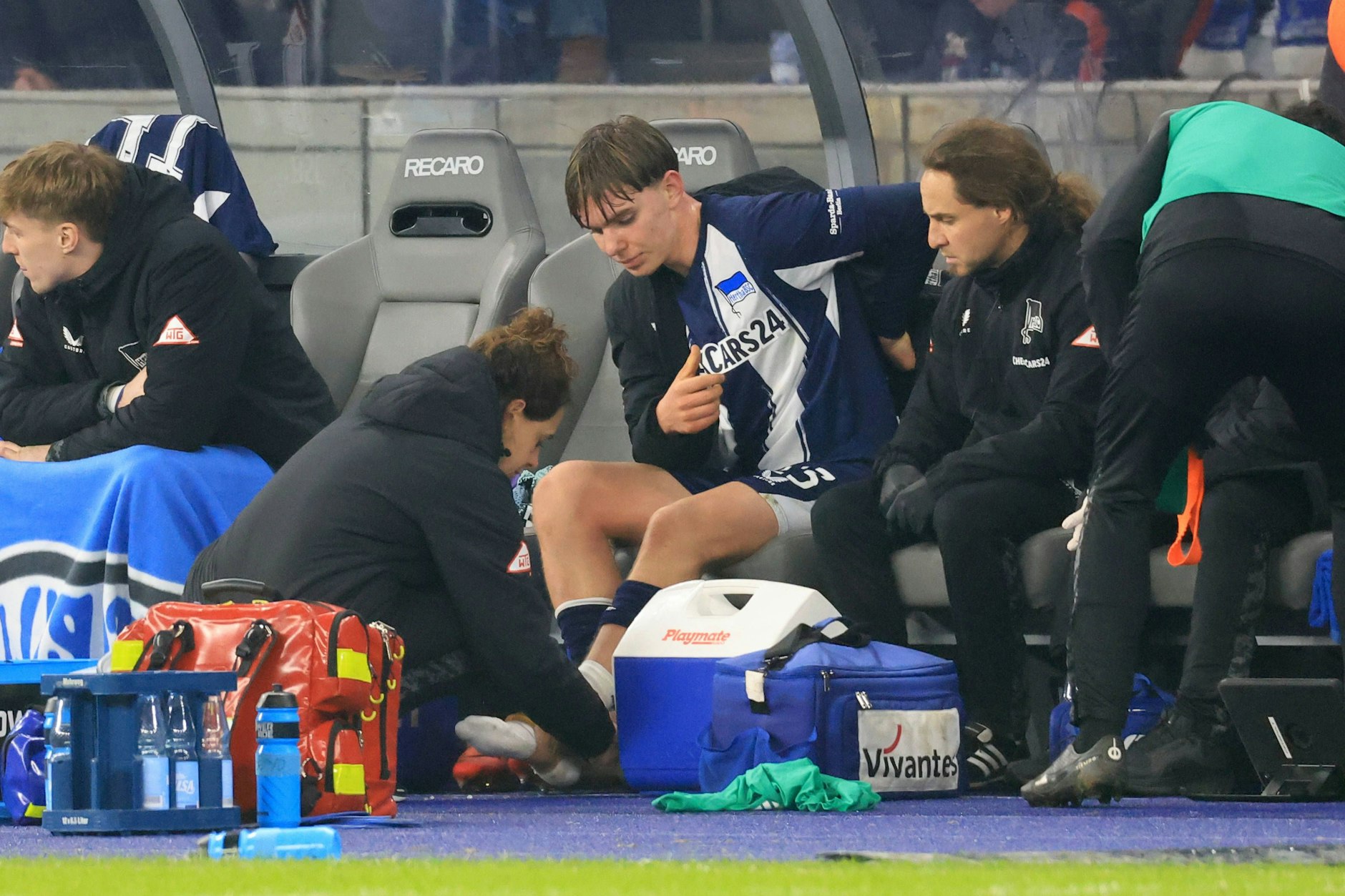 Herthas Kennet Eichhorn wurde nach seiner Auswechslung gegen Schalke am linken Knöchel behandelt.