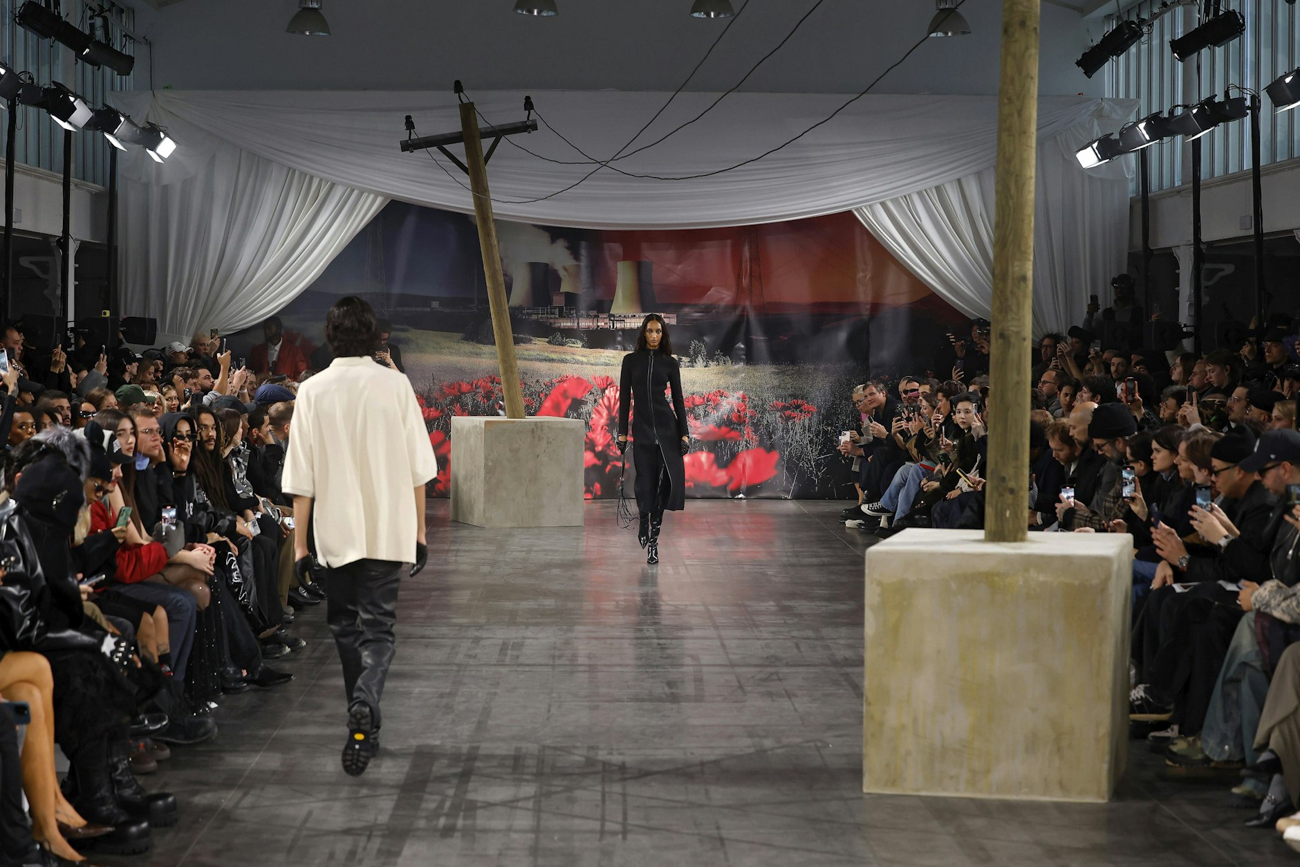 Das Modelabel 032c kritisiert die Modebranche – hier der Laufsteg der Marke in Paris.