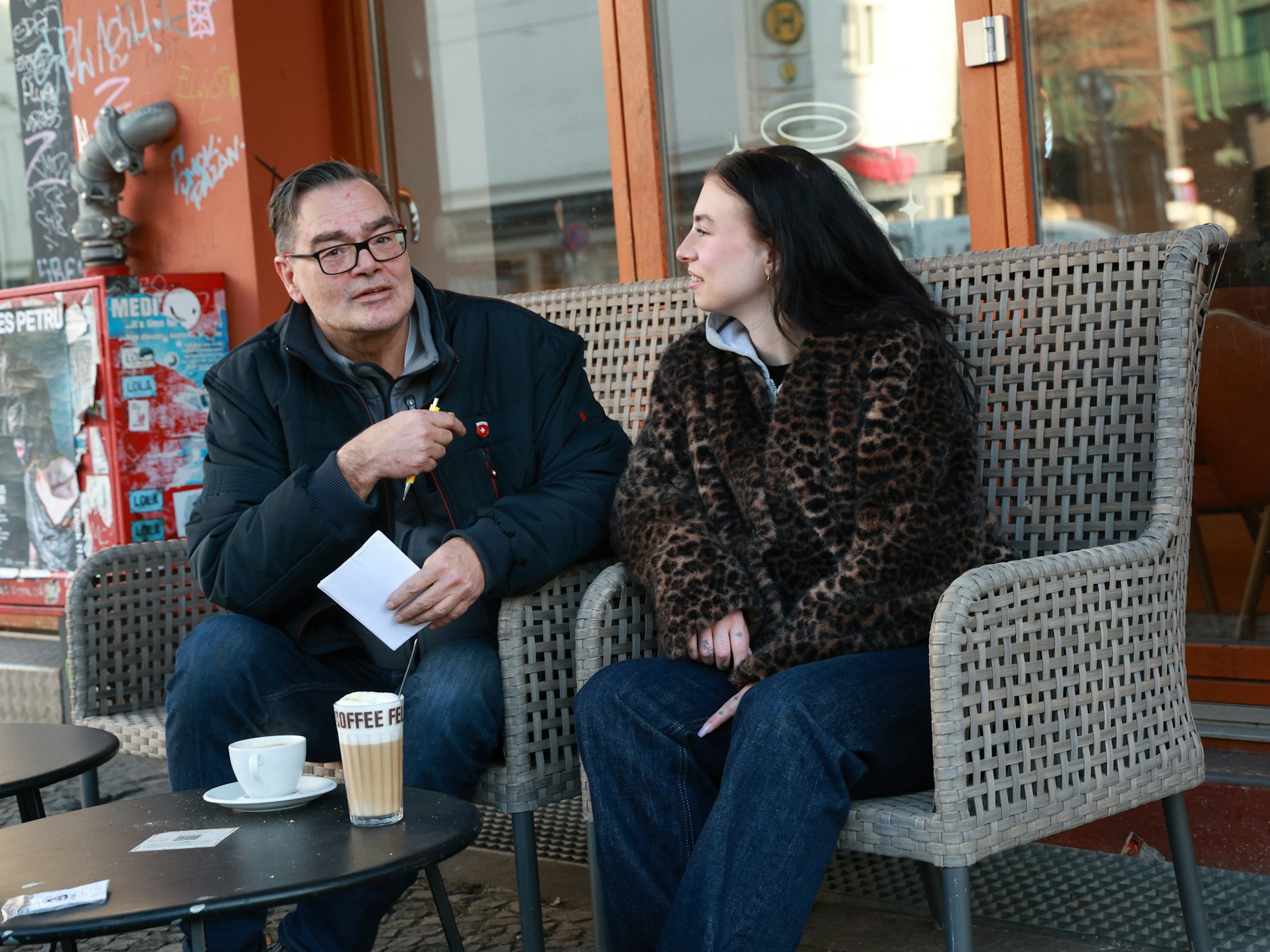 KURIER-Reporter Wolfgang Heise im Gespräch mit Vicky