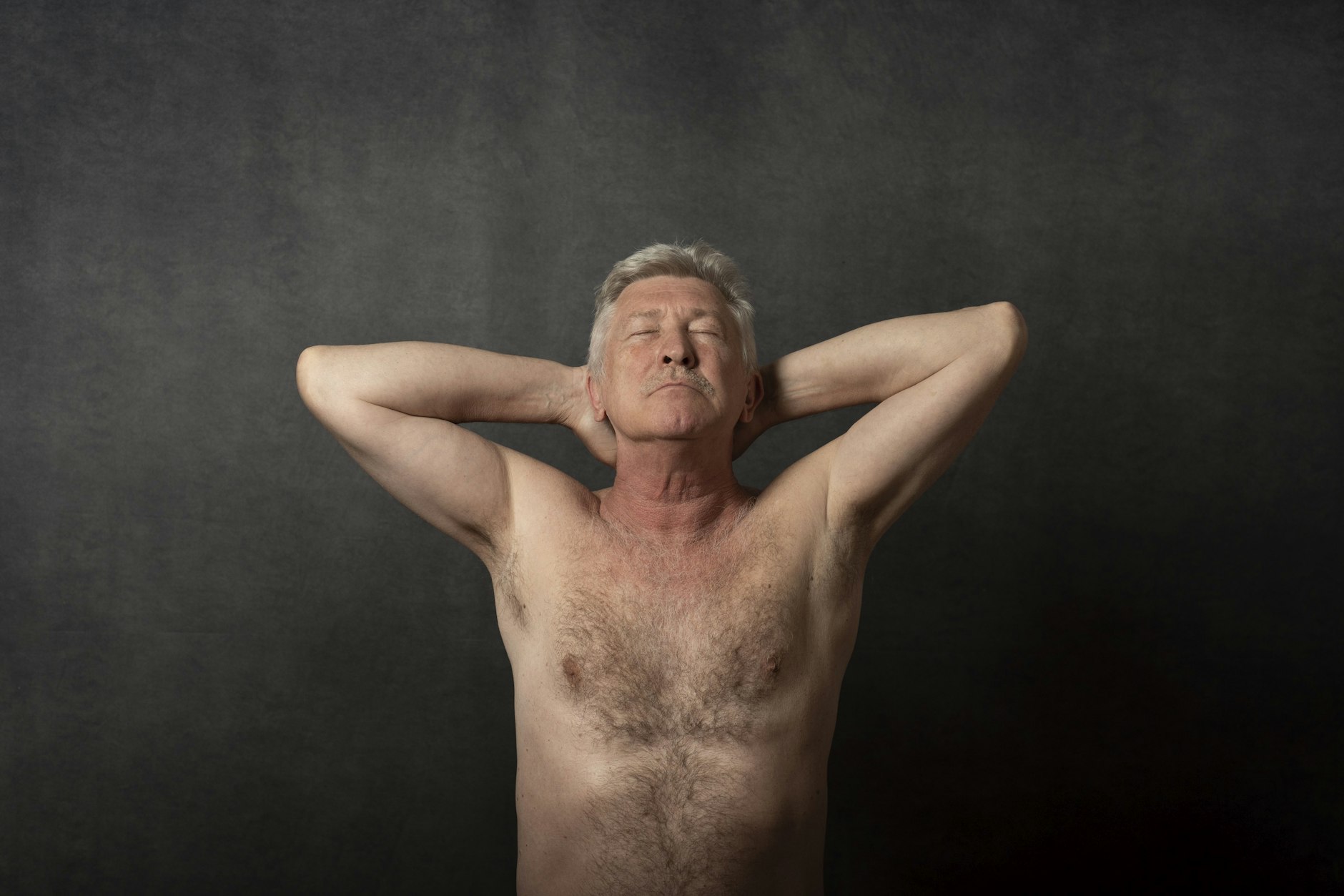 Einmal kurz durchatmen! Atemkontrolle kann helfen, beim Sex nicht zu früh zu kommen.