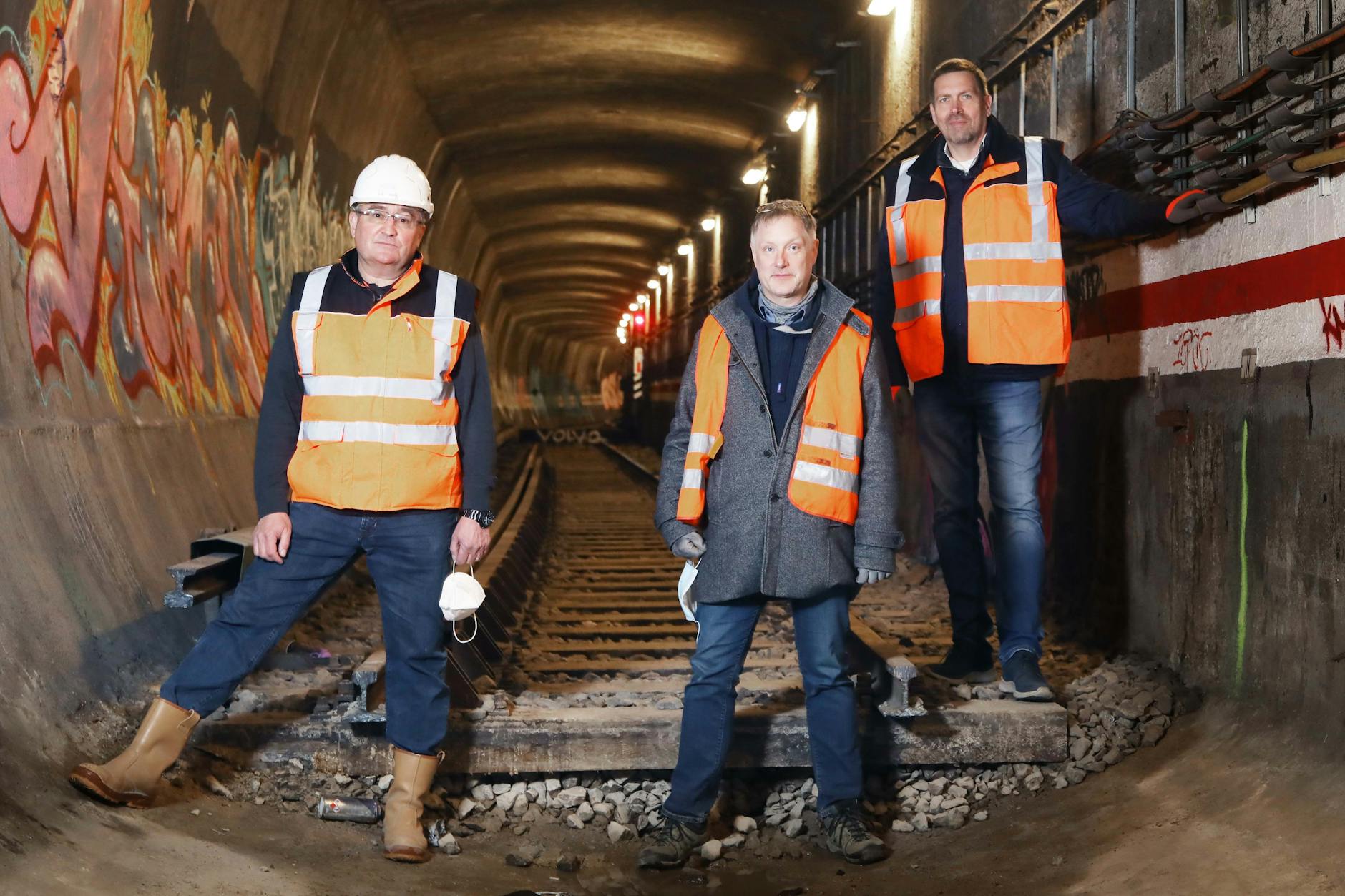 Ortstermin im Waisentunnel der Berliner U-Bahn: Jörg Seegers (damals Geschäftsführer der BVG-Projektgesellschaft) sowie die Baukoordinatoren Dominic Pancé und Maik Kopsch