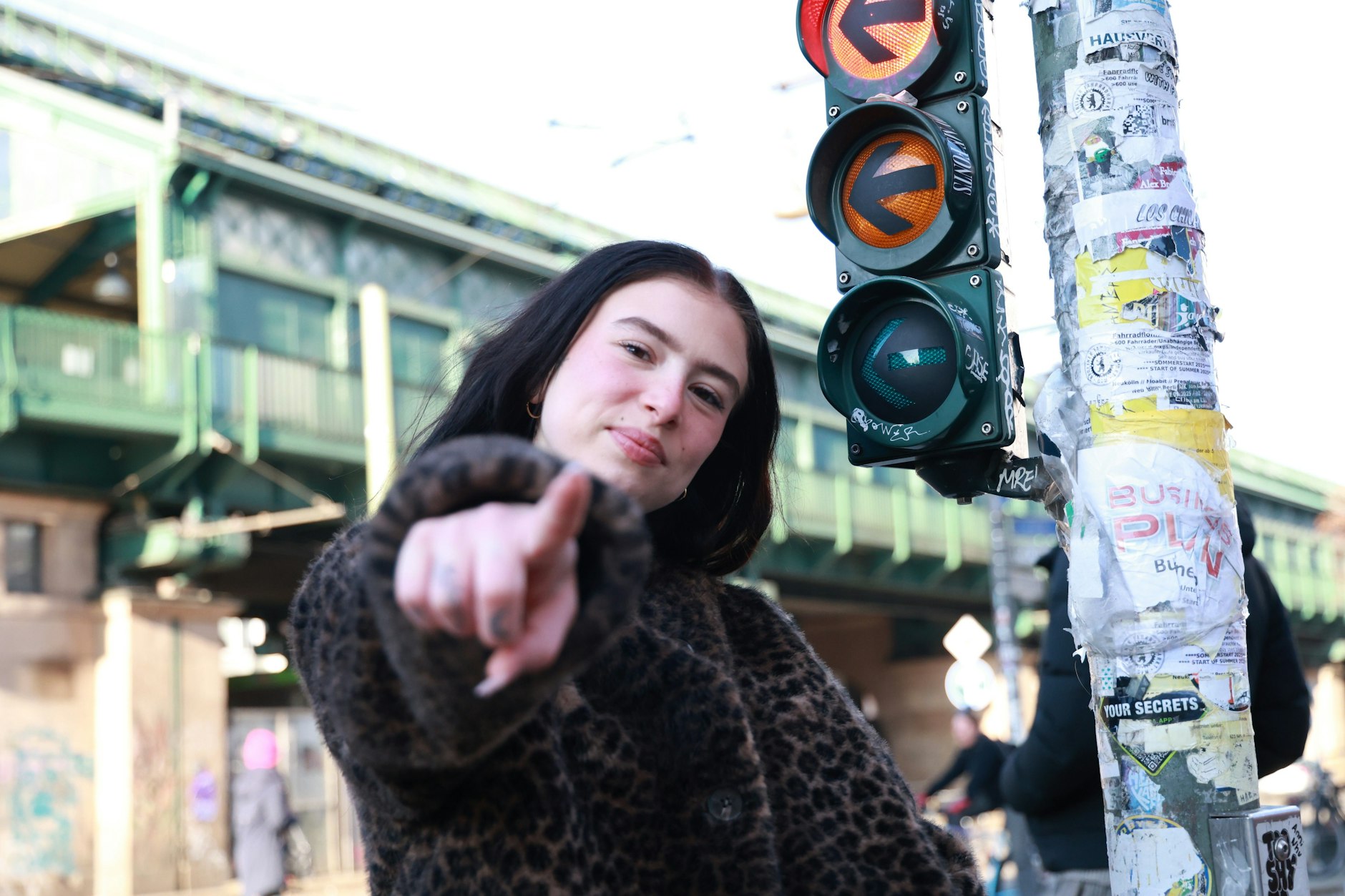 Sängerin Vicky in ihrem Kiez in Prenzlauer Berg. Sie gibt die Richtung an.