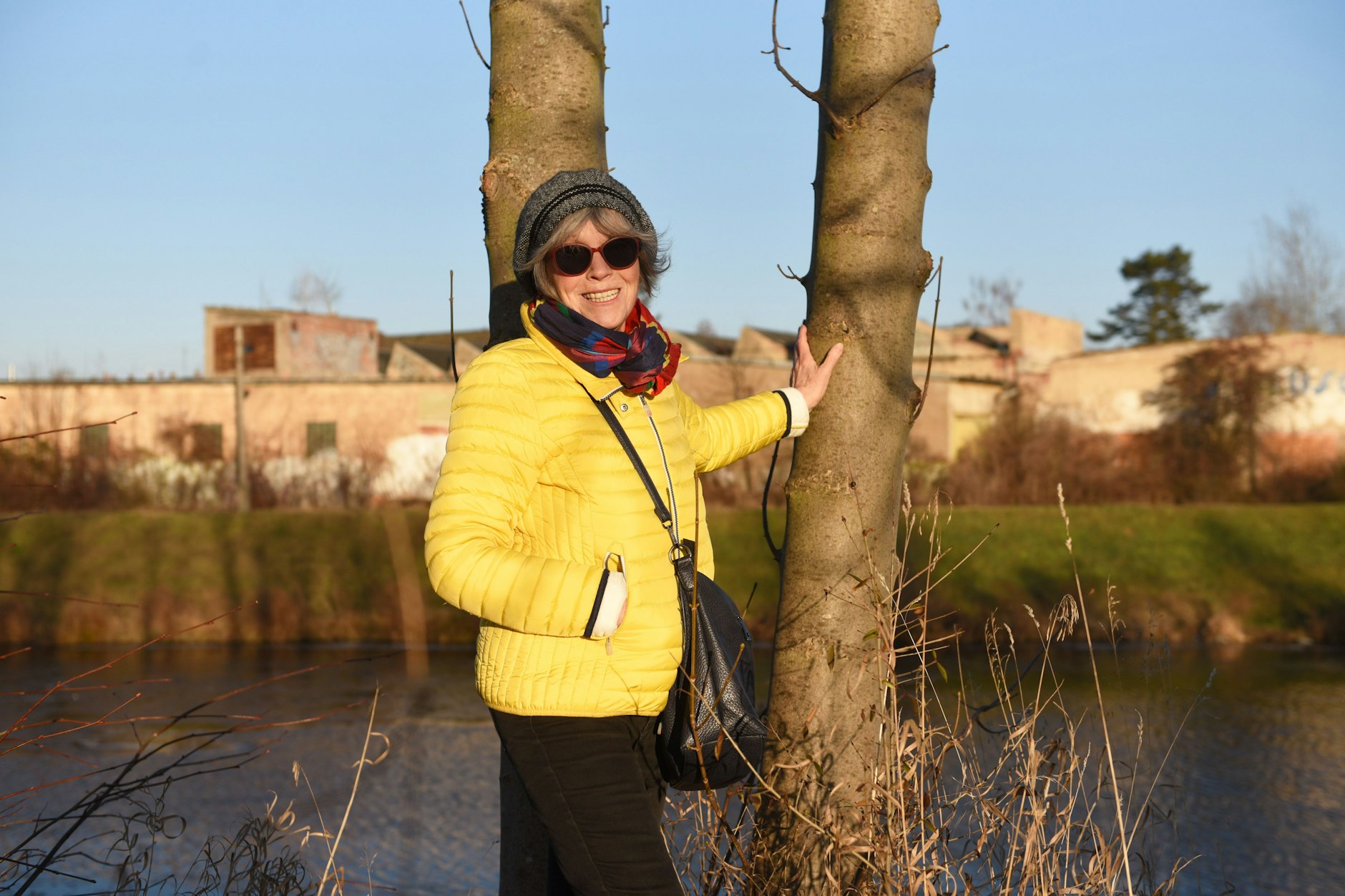 „Gera geht den Bach runter“: Hannelore (76) passt mit ihrer Eleganz nicht in den Schutt der alten Industriebrache, doch ihre politische Stimmung ist düster.