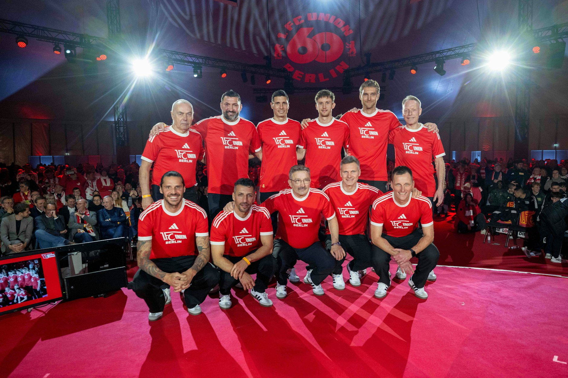 Die Legenden-Elf des 1. FC Union aus 60 eisernen Jahren: Joachim Sigusch, Torsten Mattuschka, Damir Kreilach, Torhüter Frederik Rönnow, Christian Stuff, Olaf Seier (hinten v.l.). Vorne v.l.: Christopher Trimmel, Karim Benyamina, Lutz Hendel, Michael Parensen, Ronny Nikol