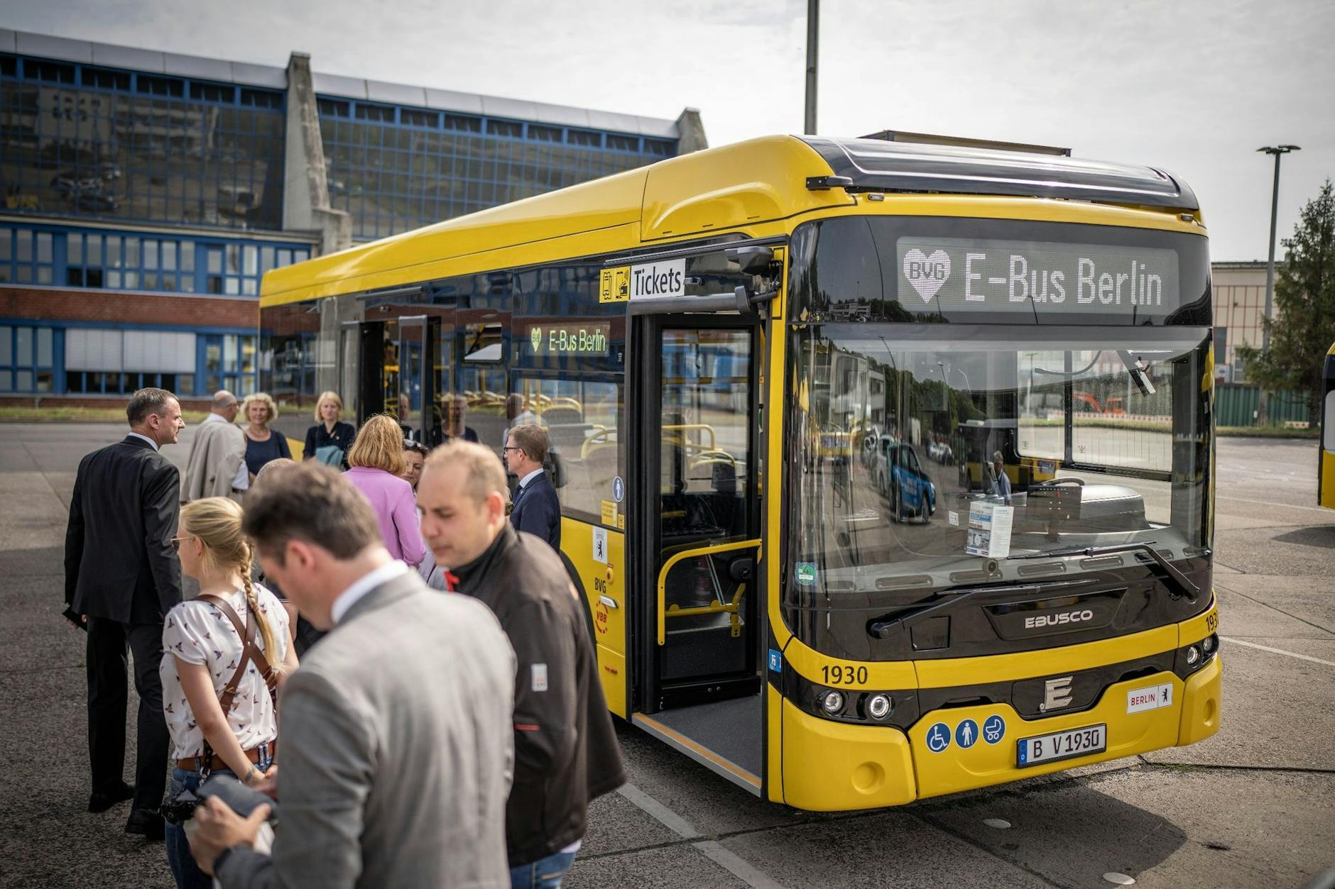 Welkom in Berlijn: Das erste Elektrofahrzeug des Typs Ebusco 2.2 wird im Sommer 2024 bei der BVG in Hohenschönhausen willkommen geheißen. Doch die damalige Euphorie ist verflogen.