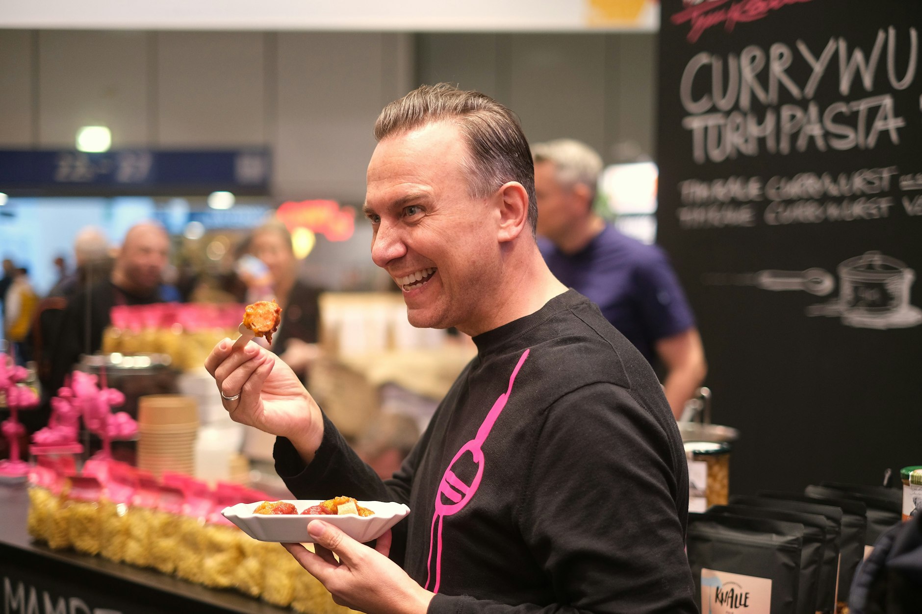 Tim Raue präsentiert auf der Grünen Woche seine Berliner Curry aus Bochum.