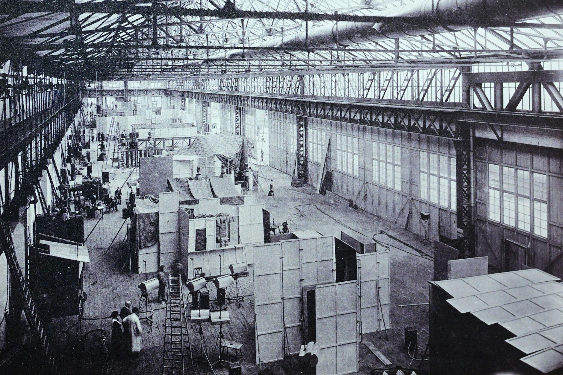 In den 1920er-Jahren: Ein Blick in die durch Sperrholzwände abgetrennten Ateliers in den Jofa-Studios in Berlin-Johannisthal