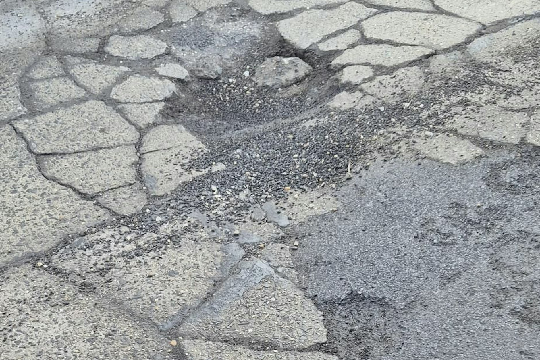 Die Straße ist voller Schlaglöcher.