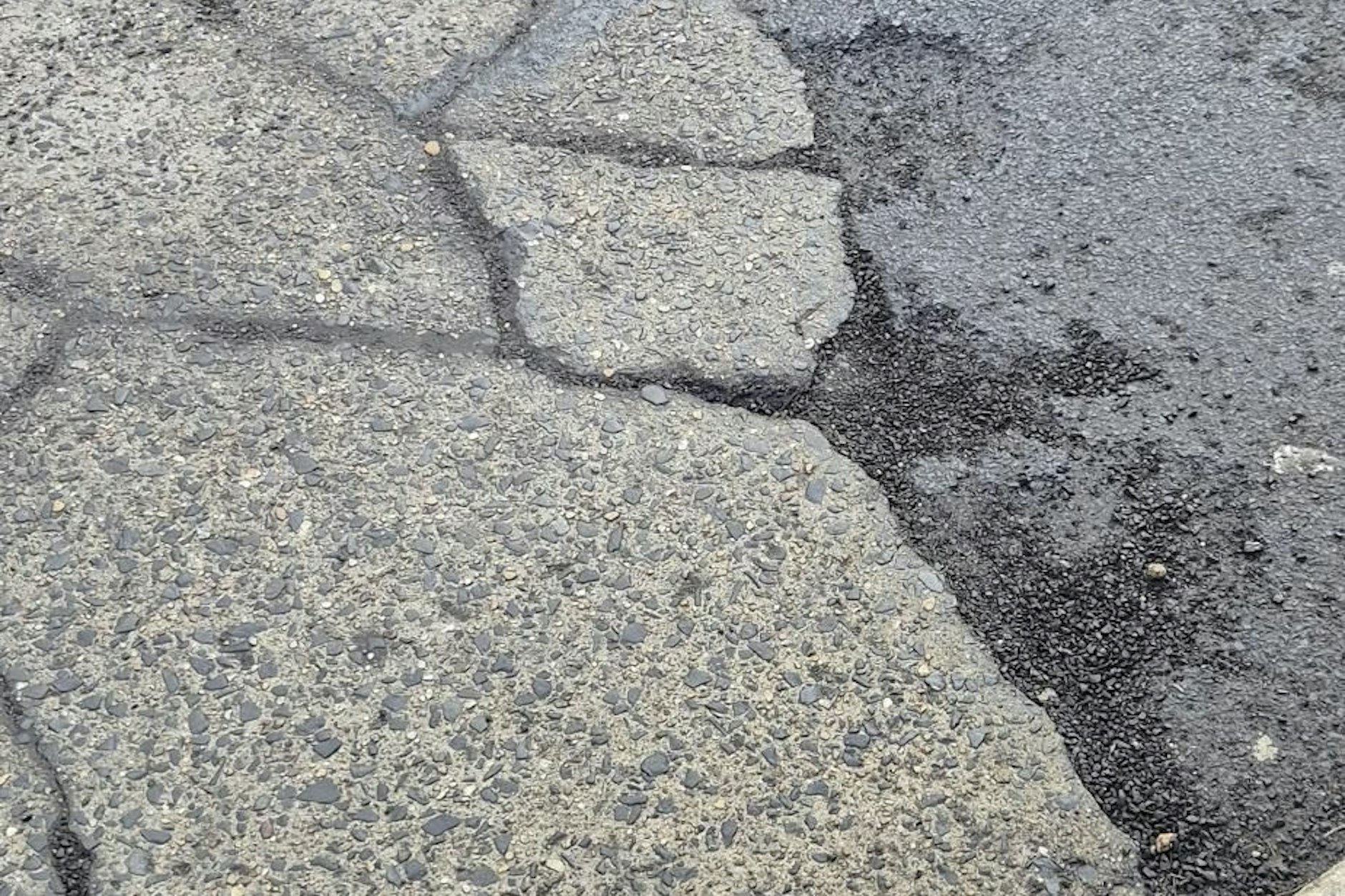 Die Straße ist voller Schlaglöcher.