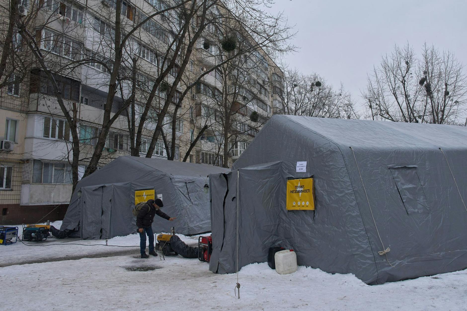 Bewohner Kiews wärmen sich in Zelten auf.