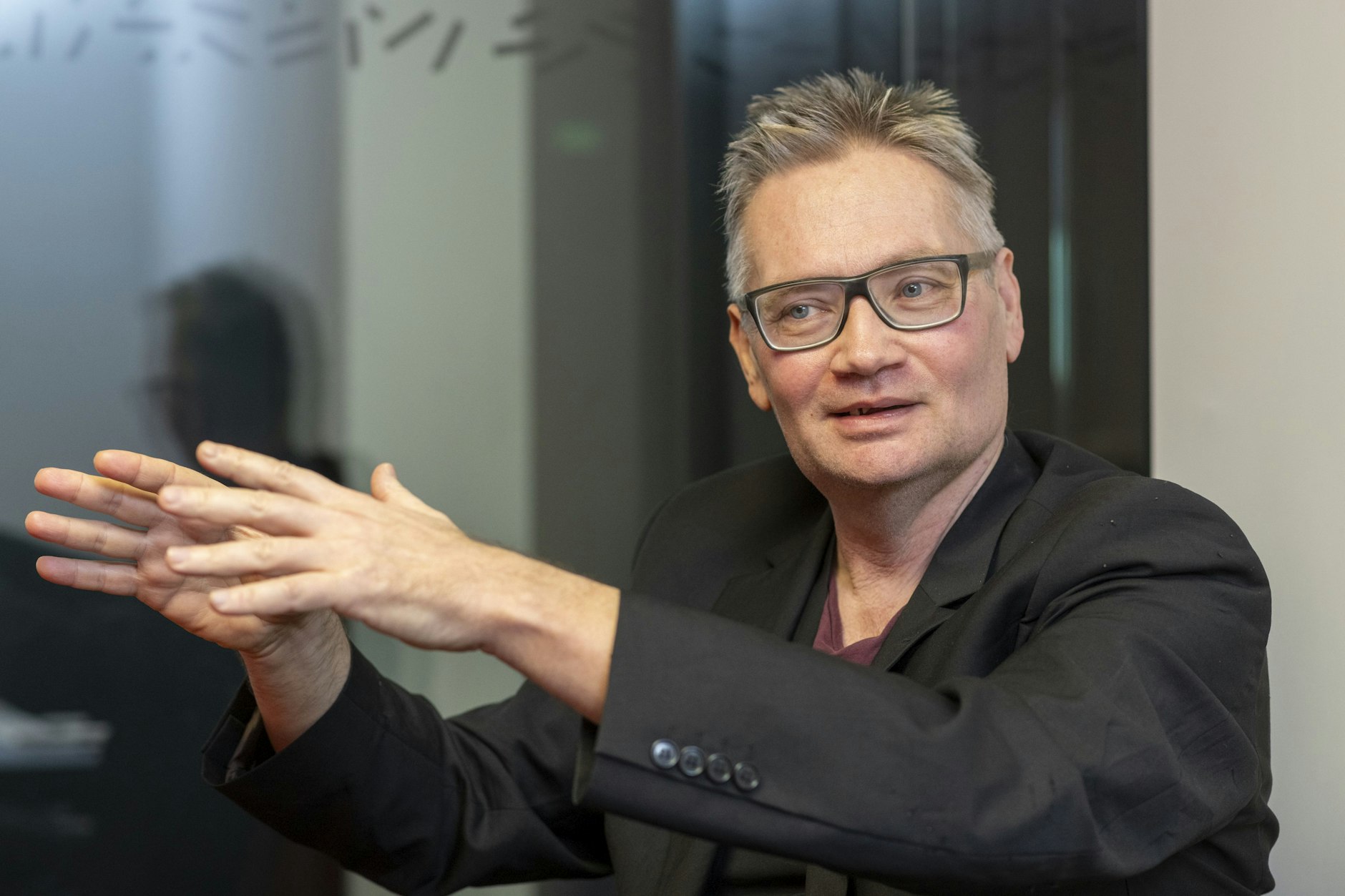 „Jenseits der militärischen Logik scheint es kaum noch Raum für andere Optionen im Diskurs zu geben“, sagt Thomas Wagner.