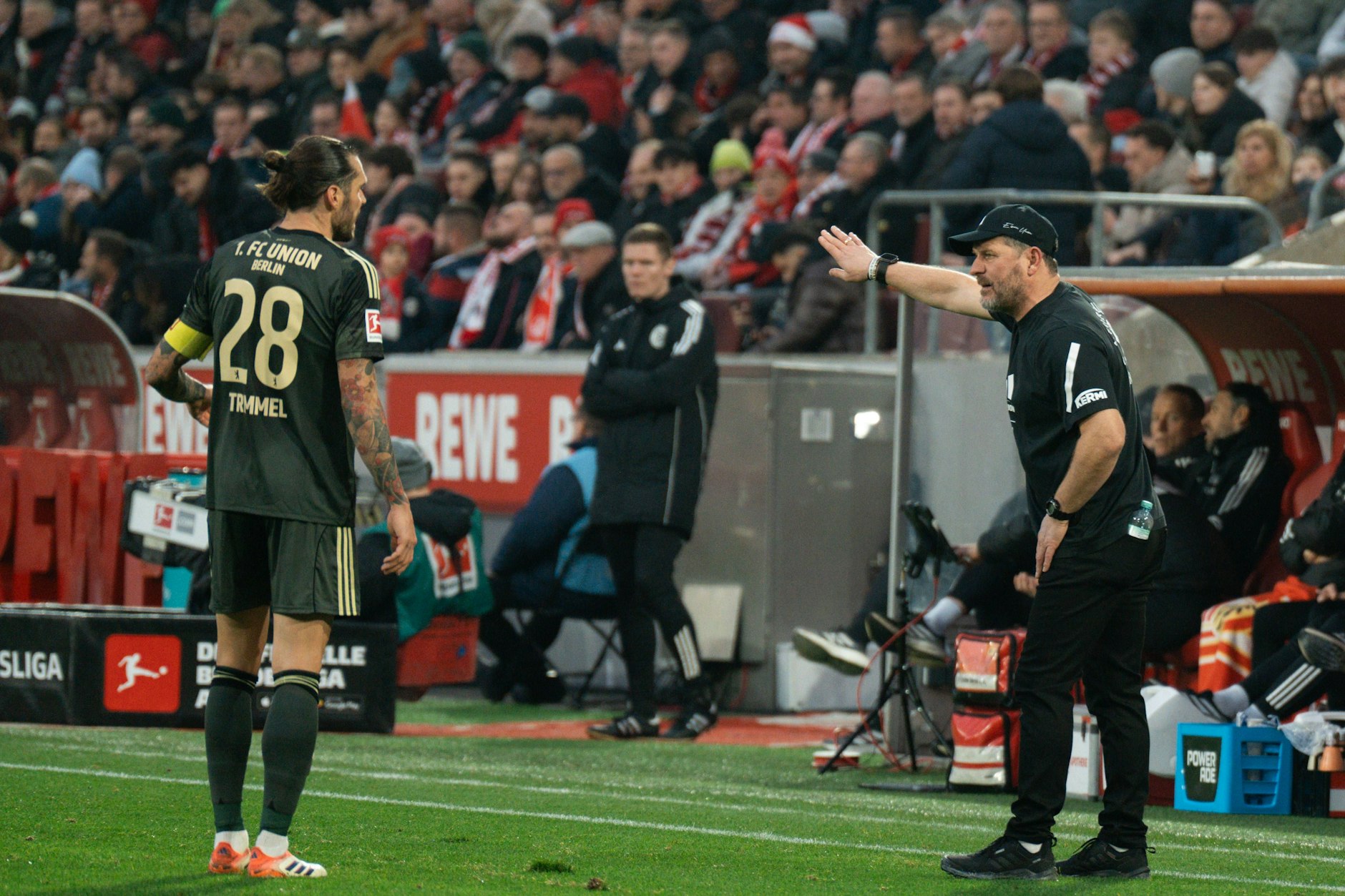 Für Trainer Steffen Baumgart (r.) ist Kapitän Christopher Trimmel auf dem Platz der verlängerte Arm im Spiel des 1. FC Union Berlin.