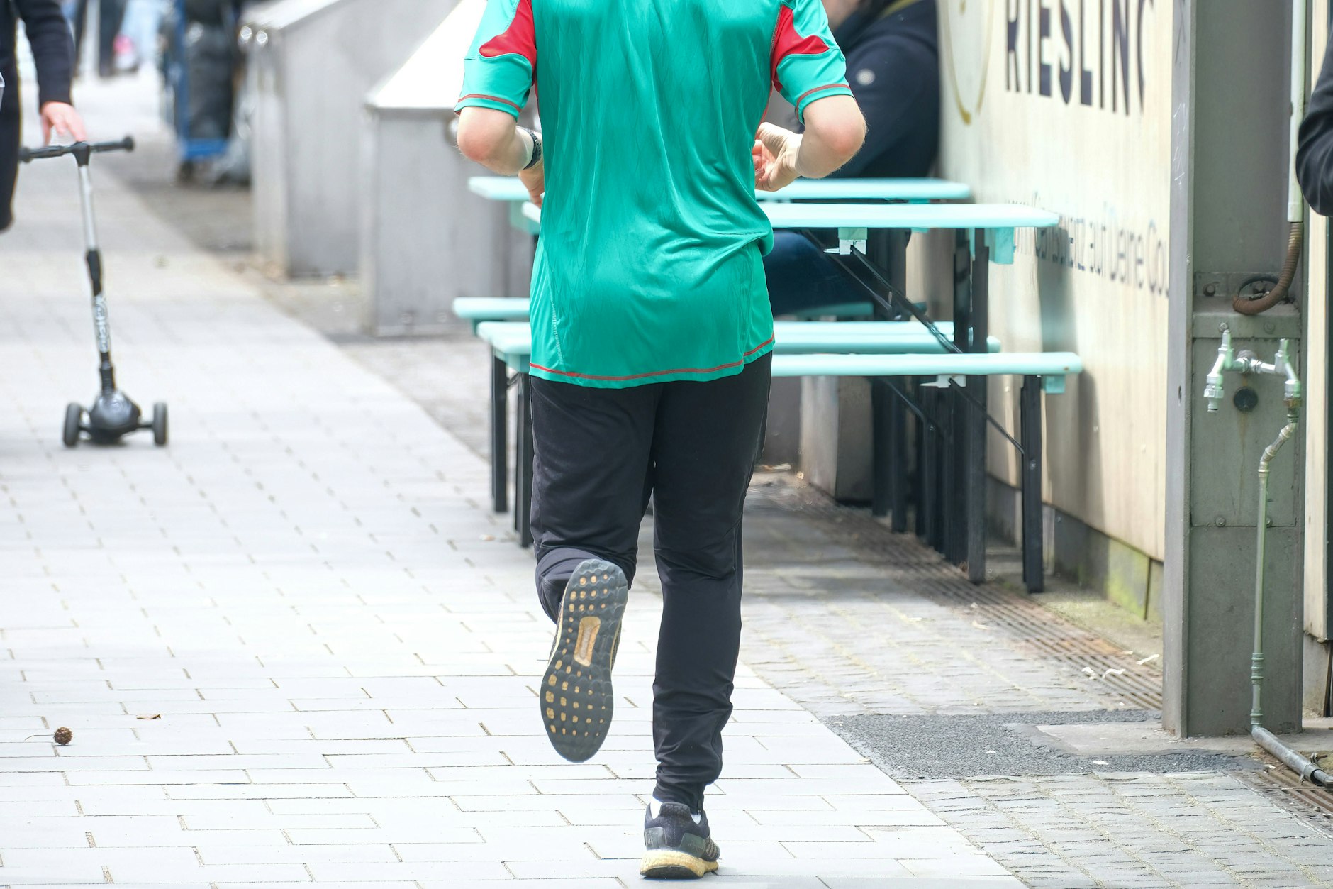 Die Jogginghose wird schon lange nicht mehr nur beim Sport getragen. Doch für diesen Zweck war sie gedacht: In dem Kleidungsstück können sich Sportler besser bewegen.