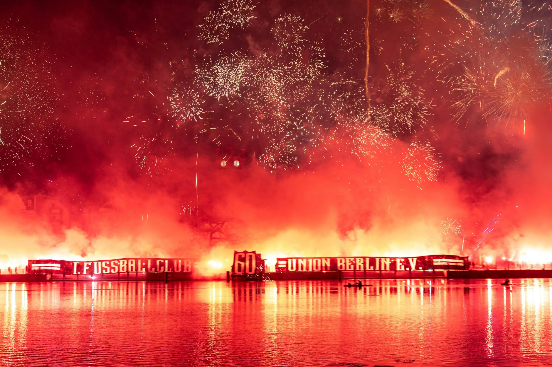 Ein Geschenk an den 1. FC Union Berlin: Fans brannten anlässlich des 60-jährigen Vereinsjubiläums am 20. Januar kurz nach Mitternacht in Köpenick Feuerwerk ab.