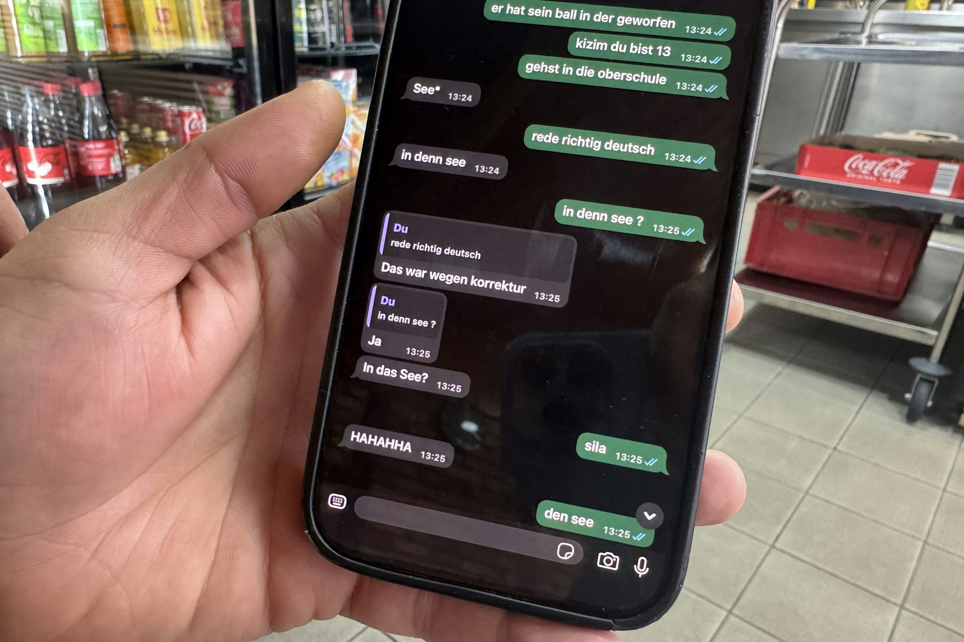 Vor allem in dem Chat mit seiner zwölfjährigen Tochter korrigiert Hakan Mamout-Oglou immer wieder ihre Schreibweise. Er will, dass sie sich die Jugendsprache gar nicht erst angewöhnt.
