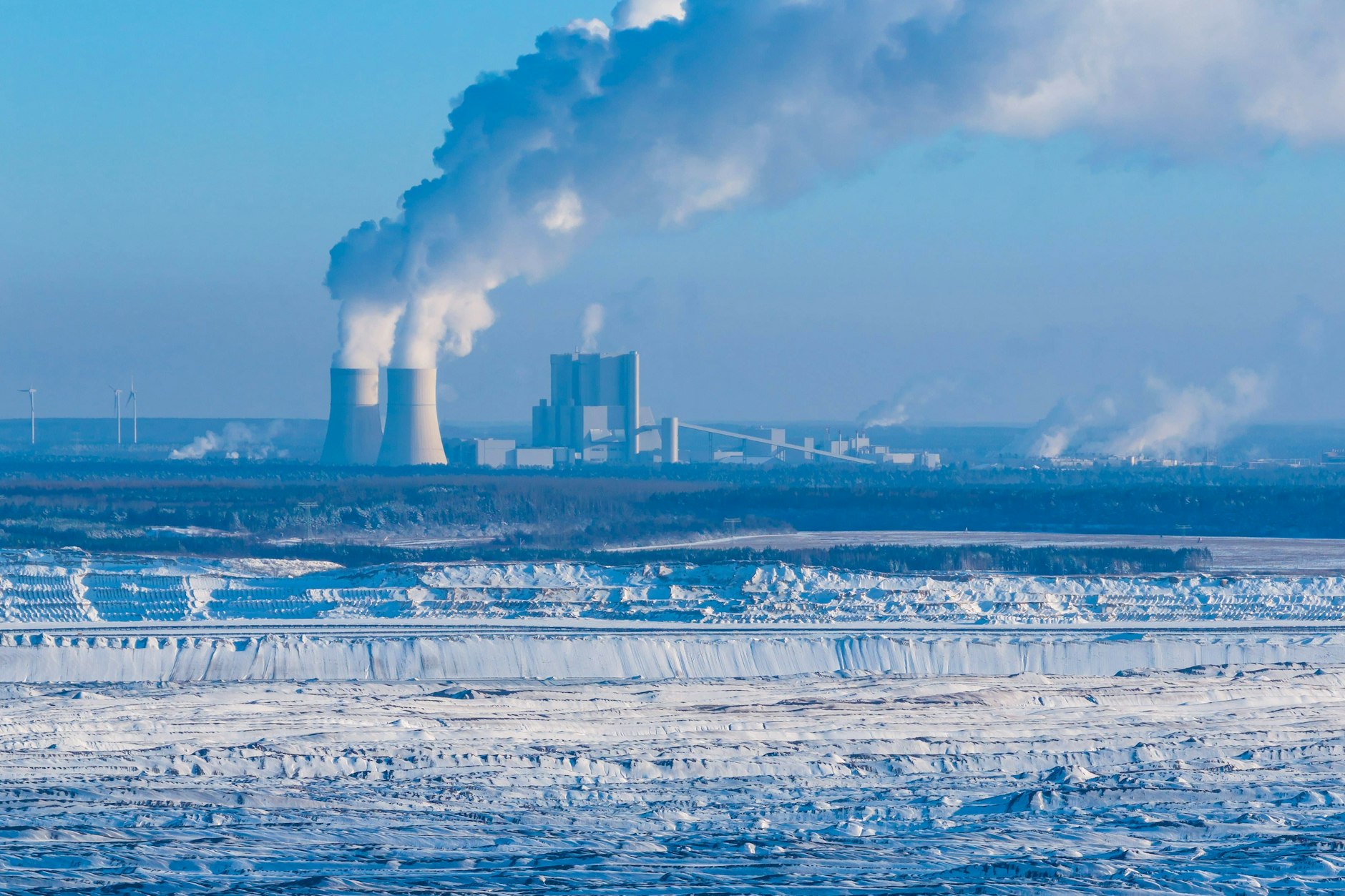 Winterwetter in Brandenburg: Ein Blick über den Tagebau Welzow zum Kraftwerk Schwarze Pumpe am 10. Januar 2026.