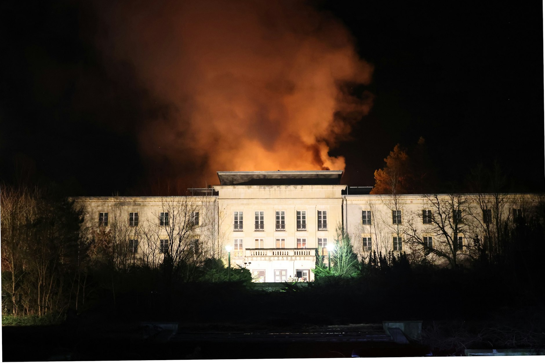 Das Hauptgebäude auf dem Areal am Bodensee brannte auch um Mitternacht noch lichterloh. Beobachter sind sicher, dass das Haus verloren ist.