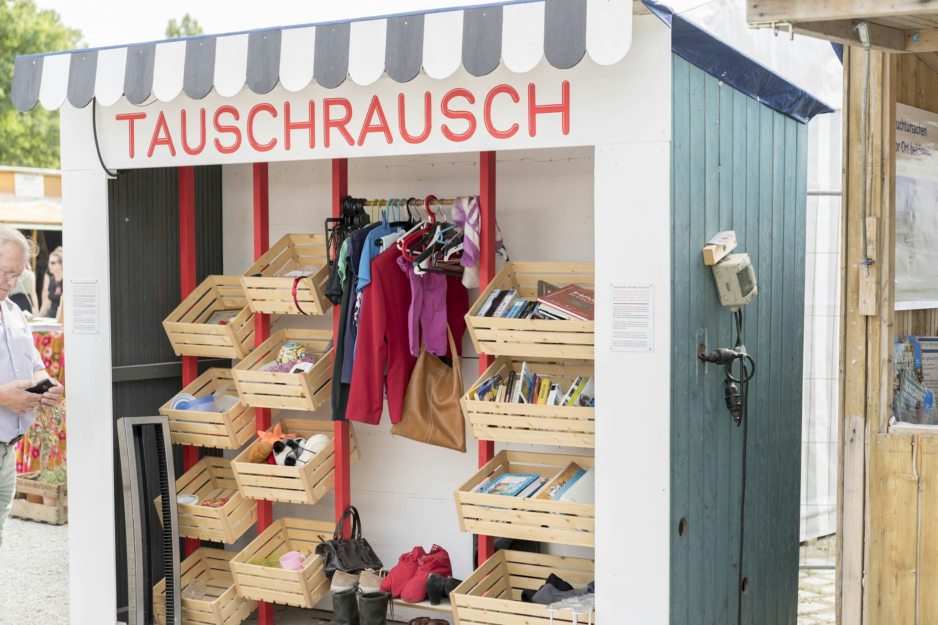 Es geht auch anders, dieses Tauschregal in München sieht neu und sauber aus.