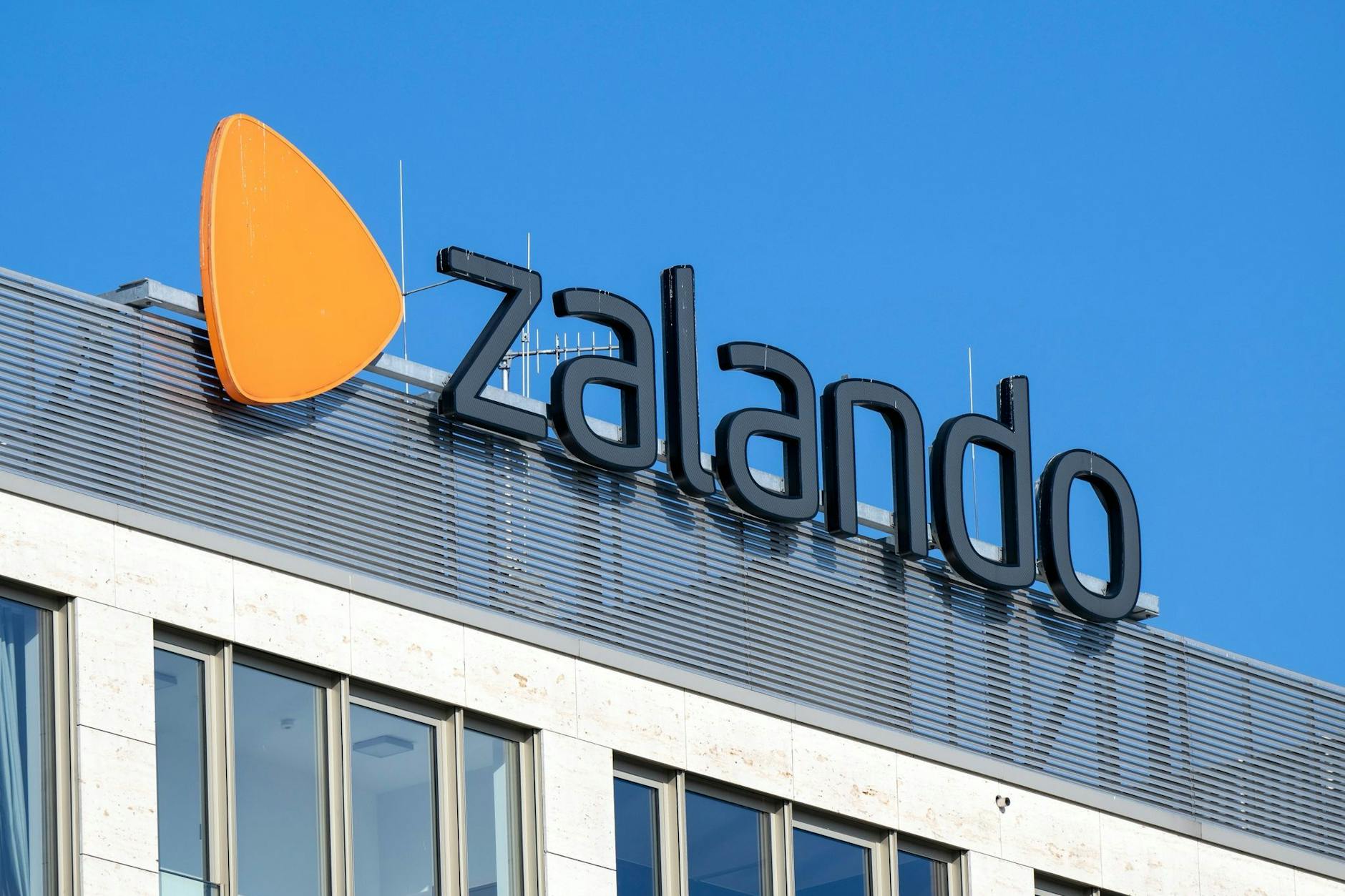 Der Berliner Online-Händler Zalando schließt den Bereich„Zalando Lounge Content Solutions“.