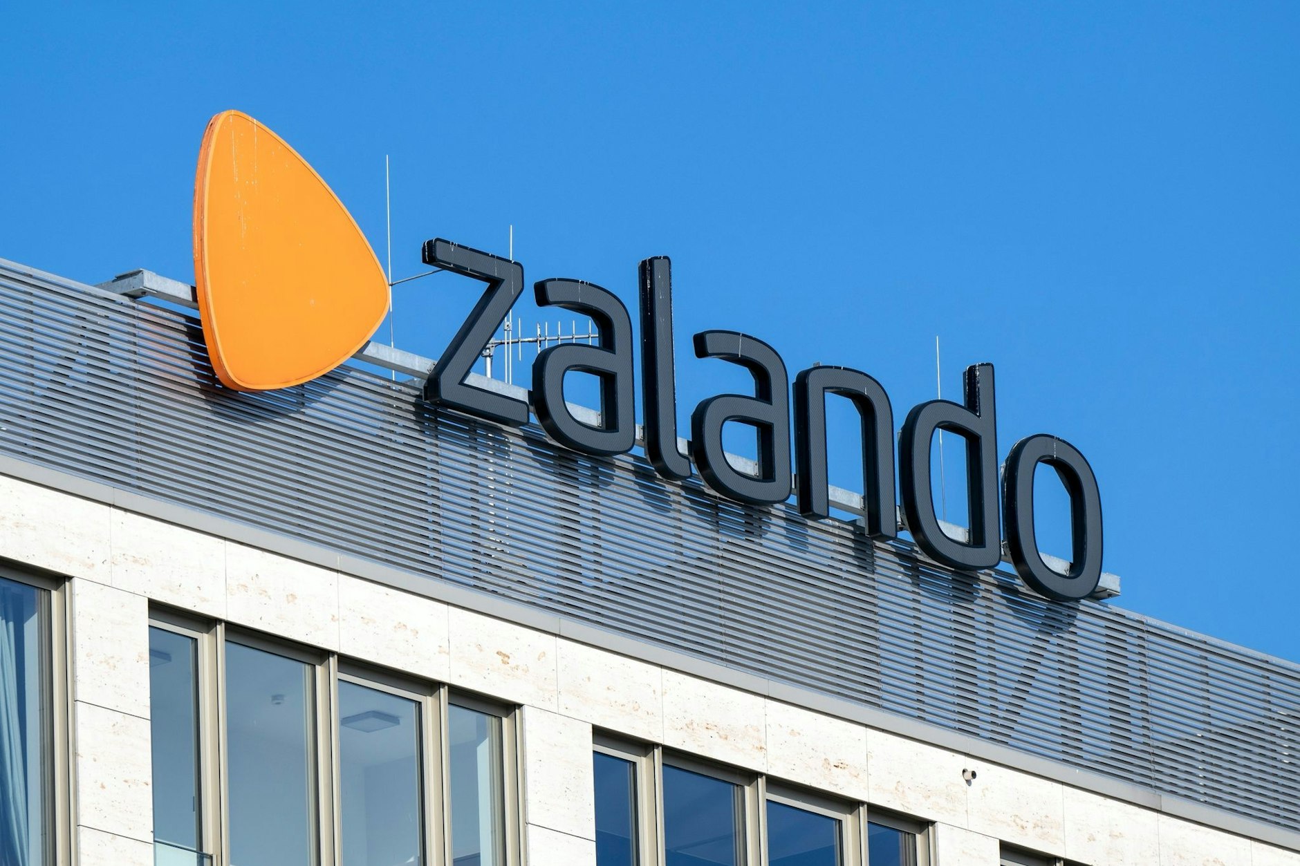 Der Berliner Online-Händler Zalando schließt den Bereich„Zalando Lounge Content Solutions“.