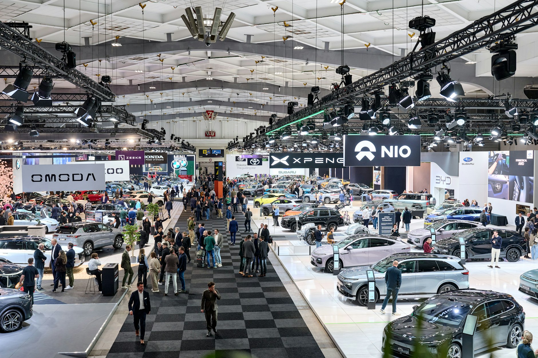 Chinesische Automobilhersteller wie Nio zeigen in Brüssel ebenfalls ihre Fahrzeuge.