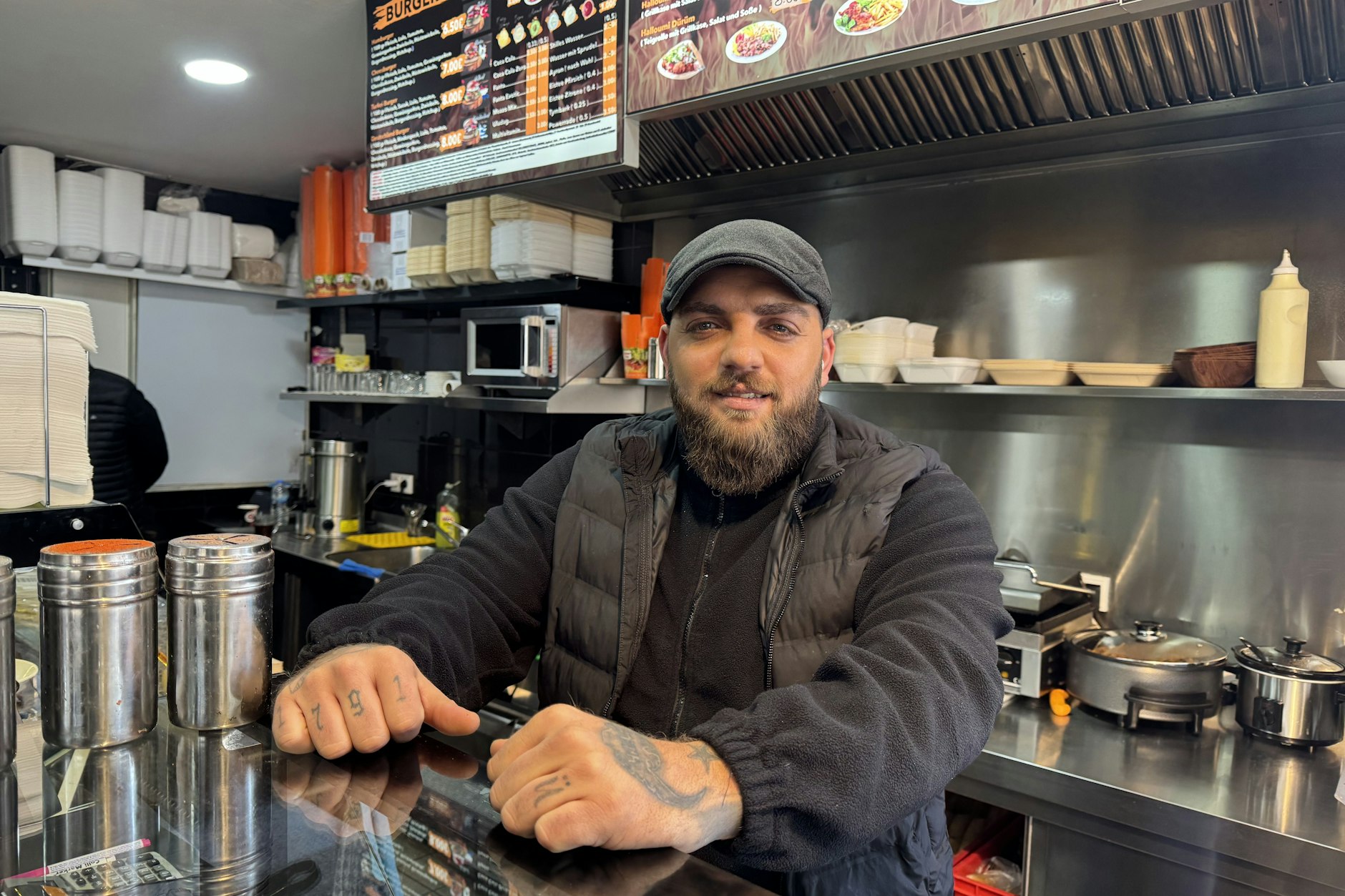 Hakan Mamout-Oglou in seinem Fly Döner in Wittenau. Er ist genervt von der Sprache der Jugendlichen in Berlin.