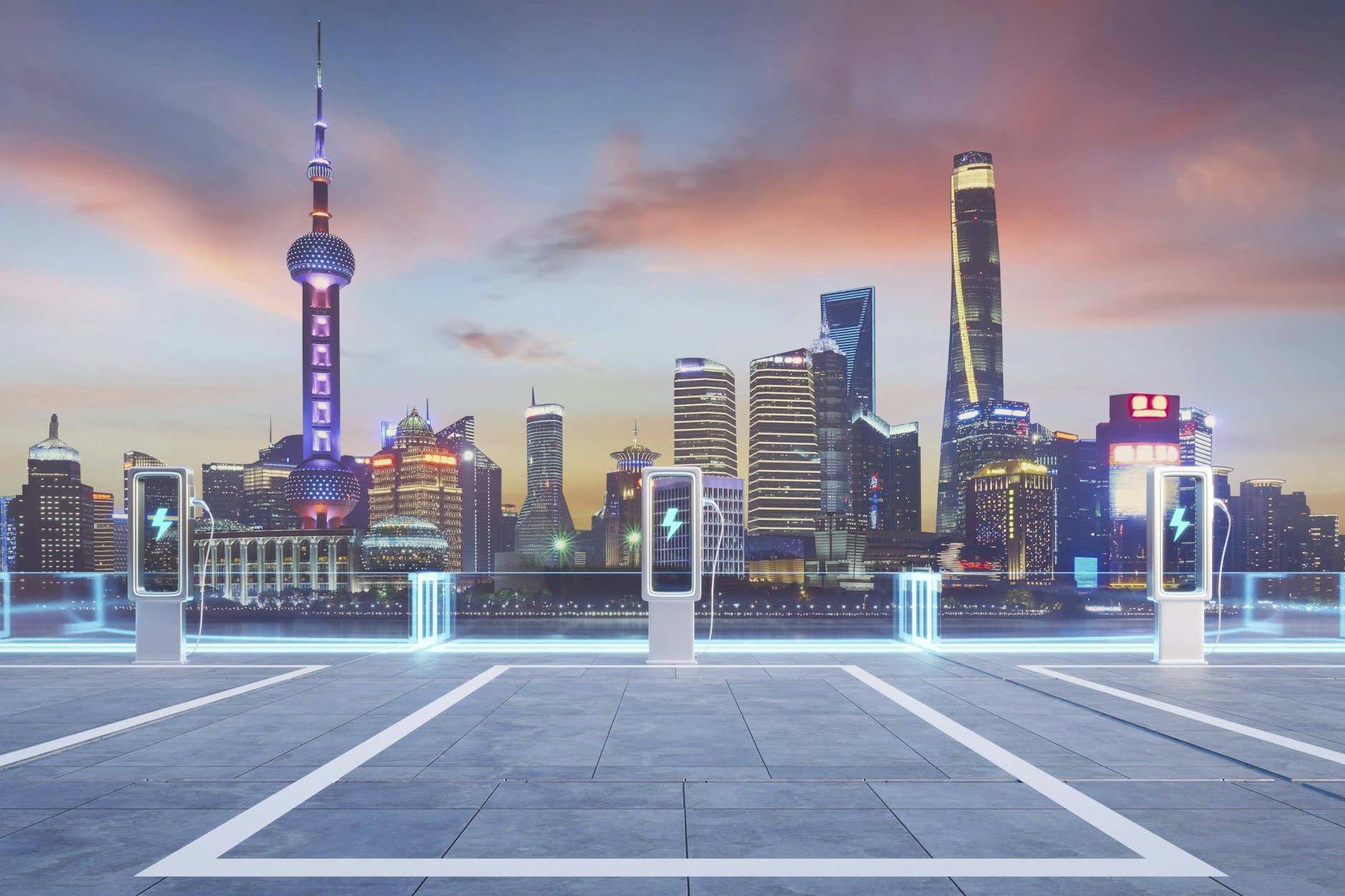 Ladestationen für E-Autos vor der Skyline von Shanghai