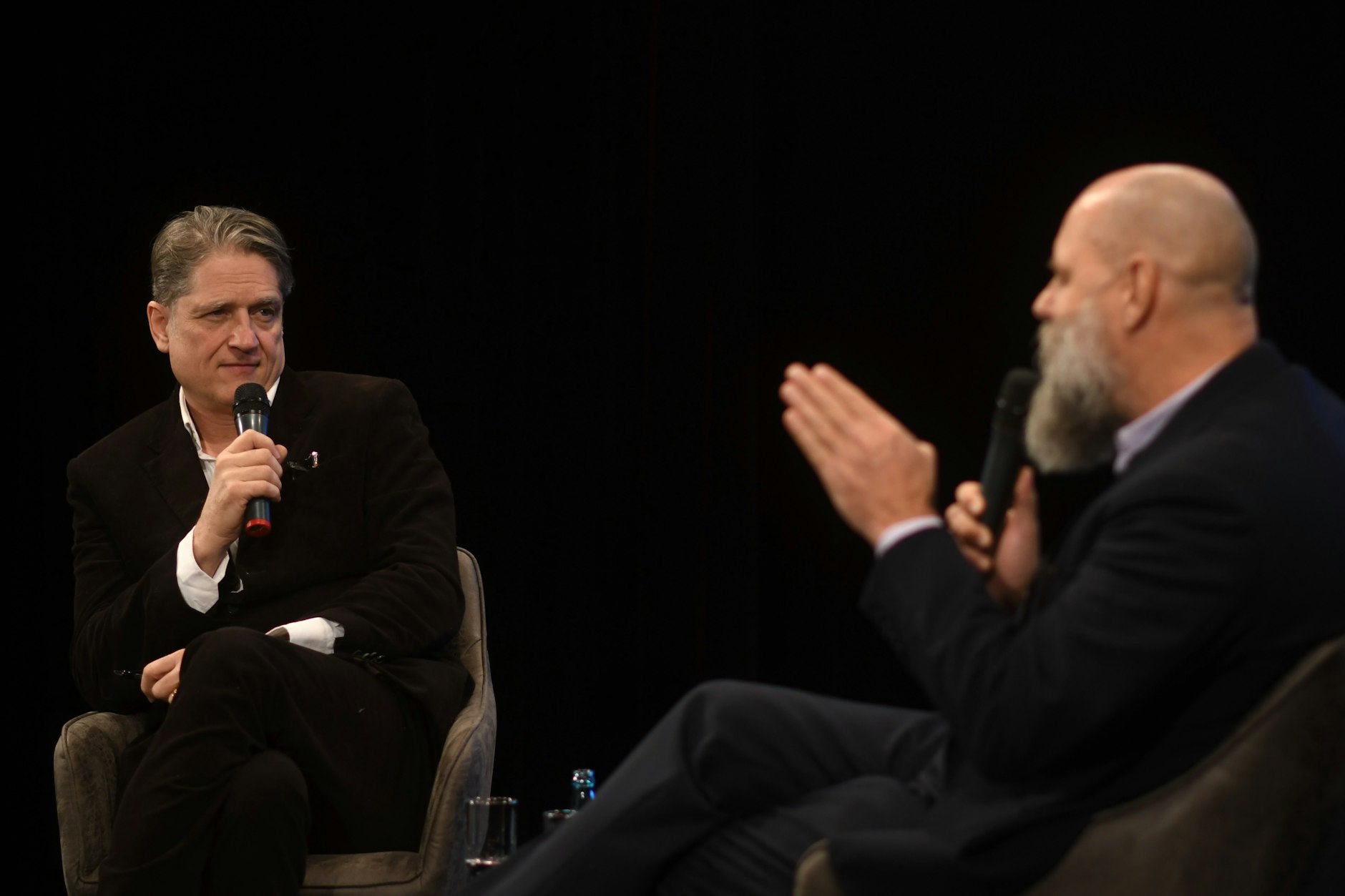 <strong></strong>Zwei Verleger, ein voller Saal: Holger Friedrich und Jakob Augstein im Theater Ost bei der Premiere von „Perspektivwechsel“.