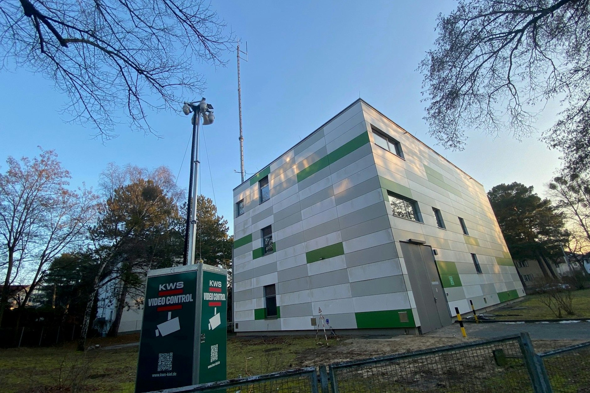 Nach dem Stromausfall in Berlin wurde diese Videoüberwachung an einem Umspannwerk in Steglitz-Zehlendorf aufgestellt.