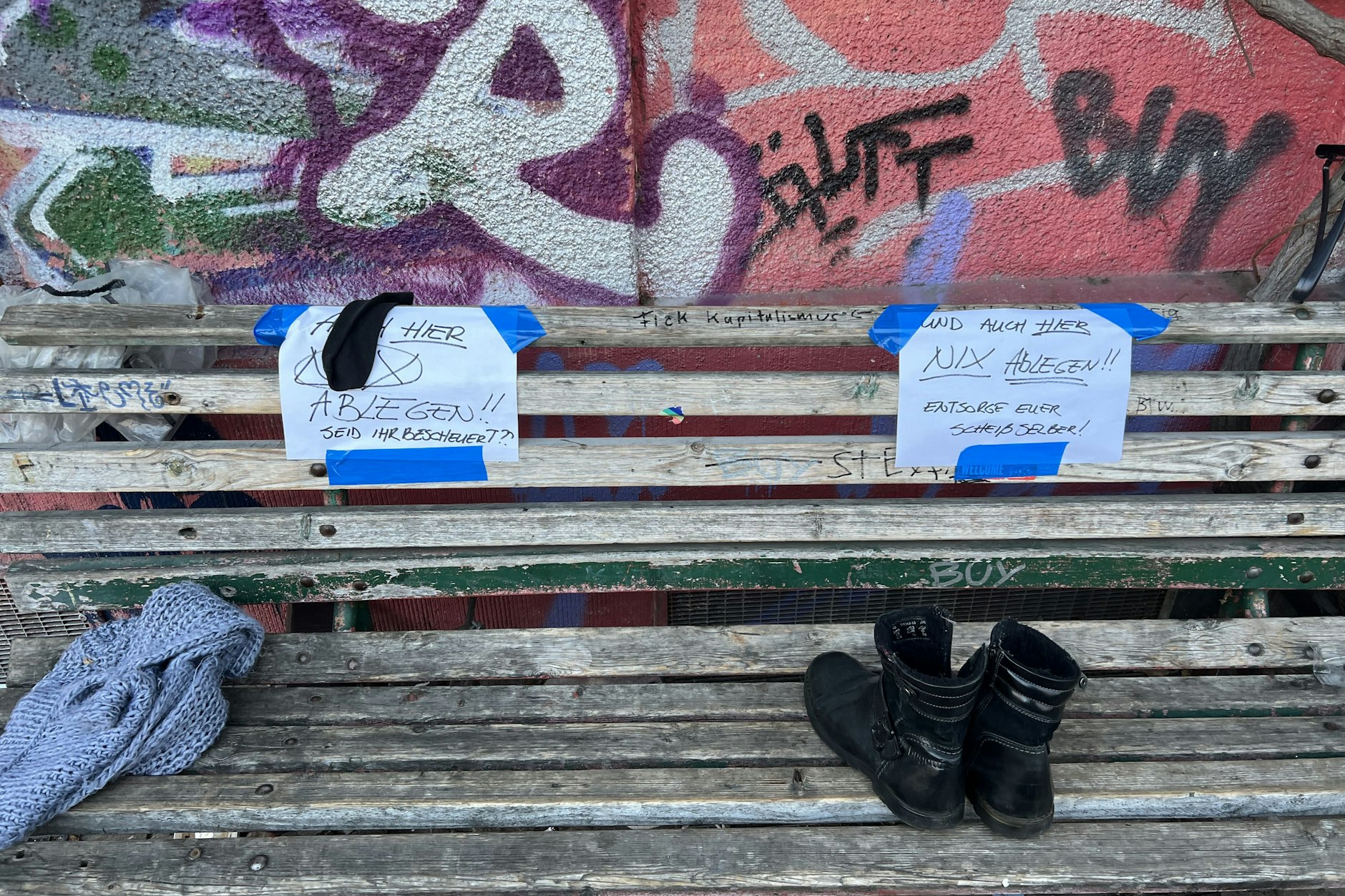 Die beiden Zettel sagen es deutlich, hier soll eigentlich nichts mehr abgeladen werden. 