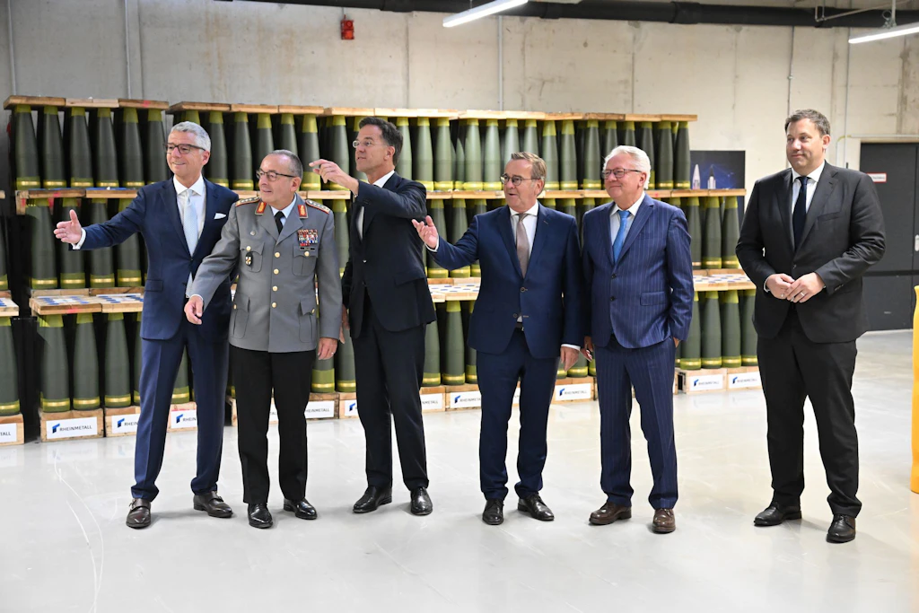 Ulrich Grillo (l–r), Aufsichtsrat Rheinmetall, Carsten Breuer, Generalinspekteur der Bundeswehr, Mark Rutte, Nato-Generalsekretär, Boris Pistorius (SPD), Bundesverteidigungsminister, Armin Papperger, Vorstandsvorsitzender Rheinmetall, und Lars Klingbeil (SPD), Bundesfinanzminister, bei der Einweihung des neuen Artilleriewerks von Rheinmetall. In dem Werk soll Artilleriemunition hergestellt werden.