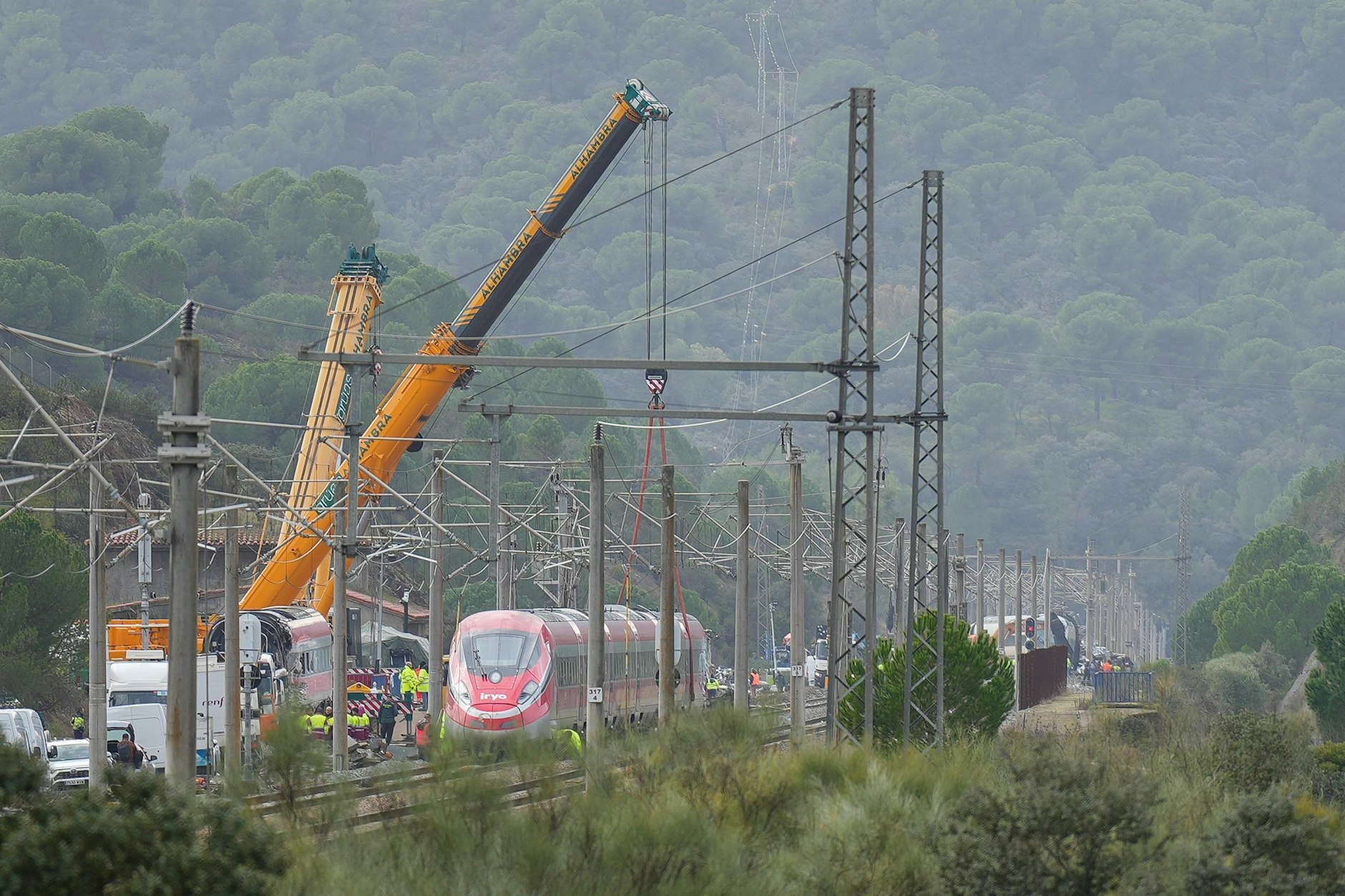 Rettungskräfte arbeiten im Bereich des Zugunglücks in der Nähe von Córdoba, wo es am Dienstag zu einem Zugunglück kam.