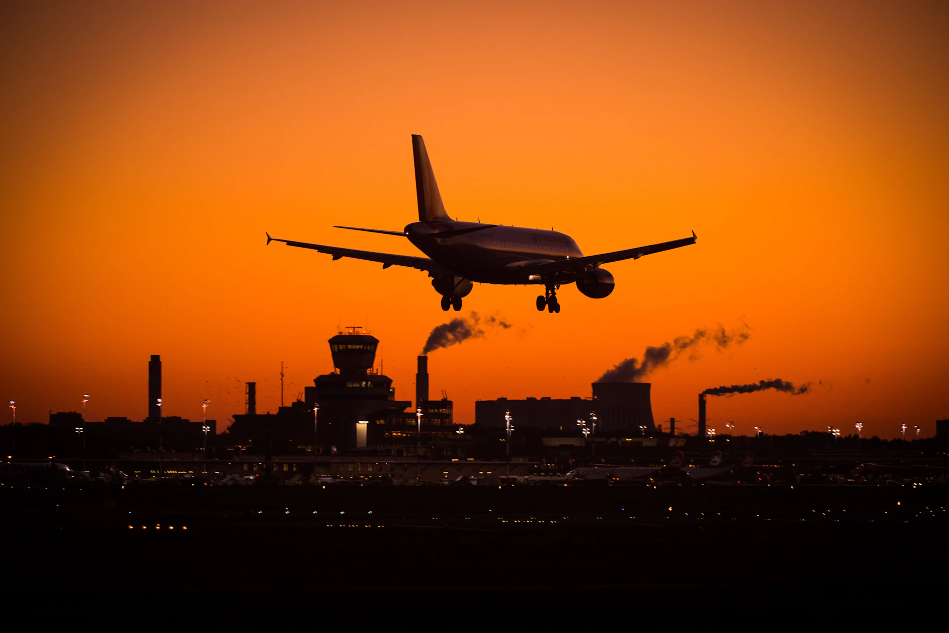 Ein Flugzeug in der Luft. Bei Verspätungen ab drei Stunden haben Reisende bislang Anspruch auf Entschädigungszahlungen.