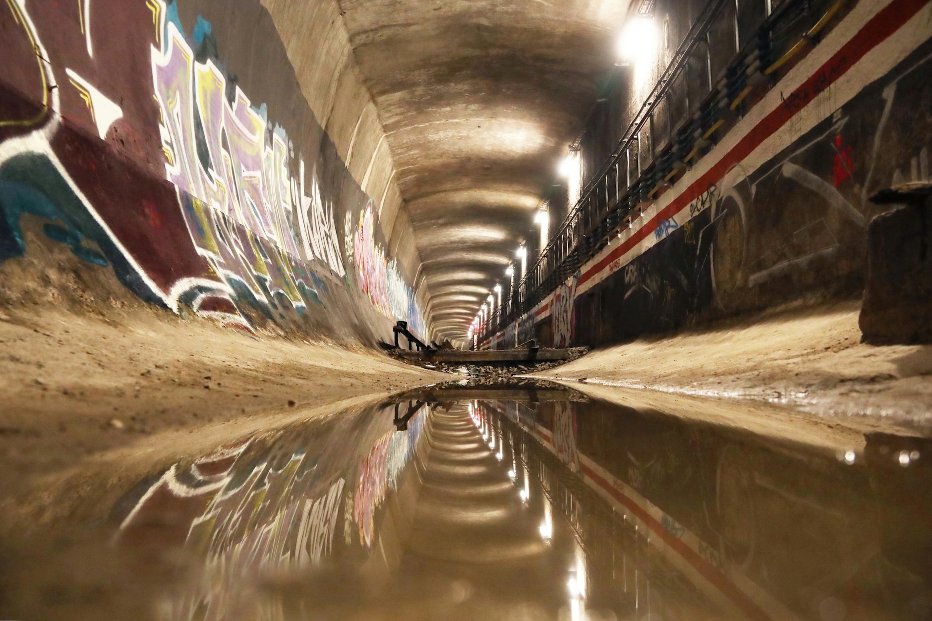 Der Waisentunnel, der an der Jannowitzbrücke beginnt, wird saniert. Er verläuft unter der Spree, es gibt ein paar Wasseransammlungen.