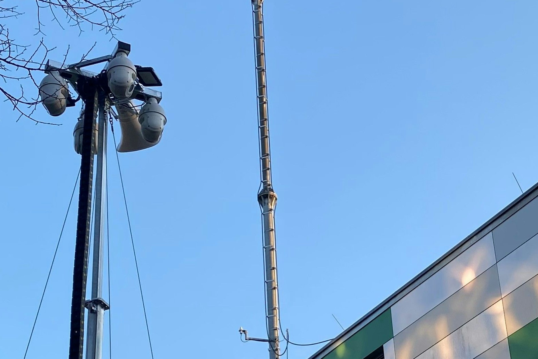 Solche Türme mit Videokameras solen bis Ende Januar an allen Umspannwerken stehen.